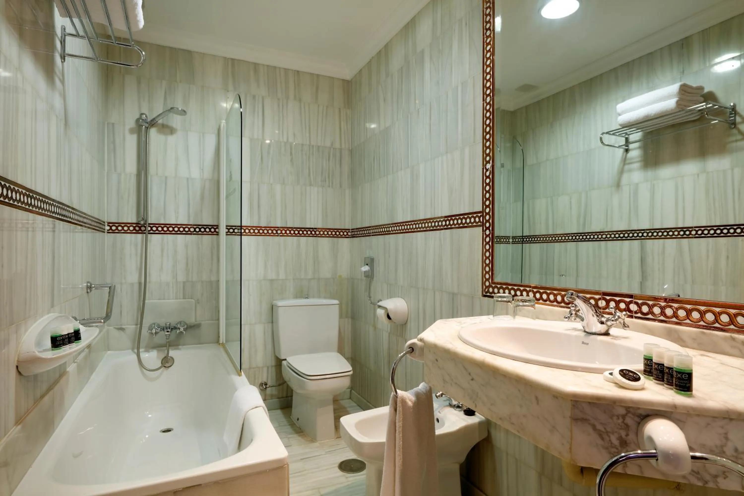 Bathroom in Exe Triunfo Granada