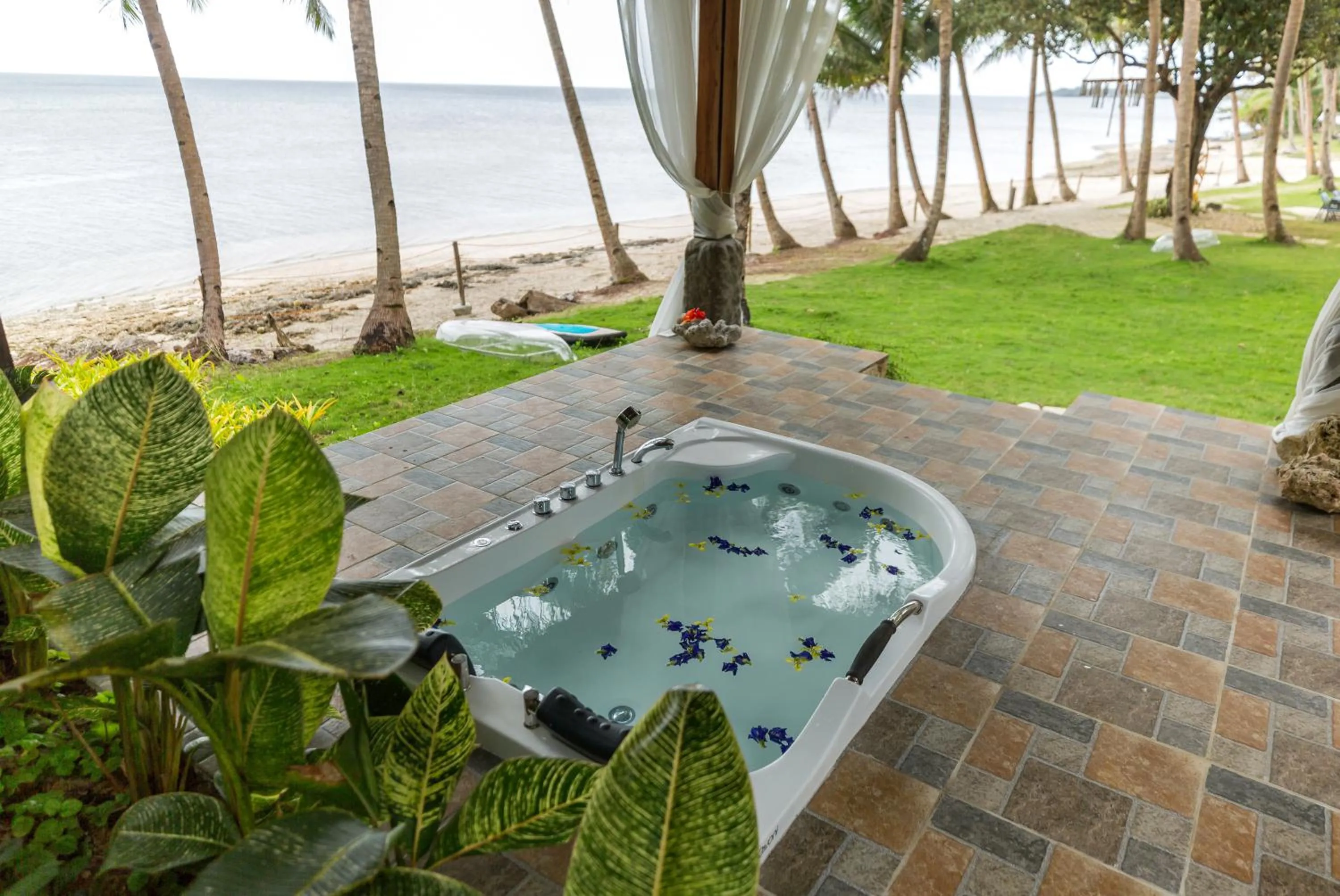 Hot Tub in Antique Amor Bungalows & Villas