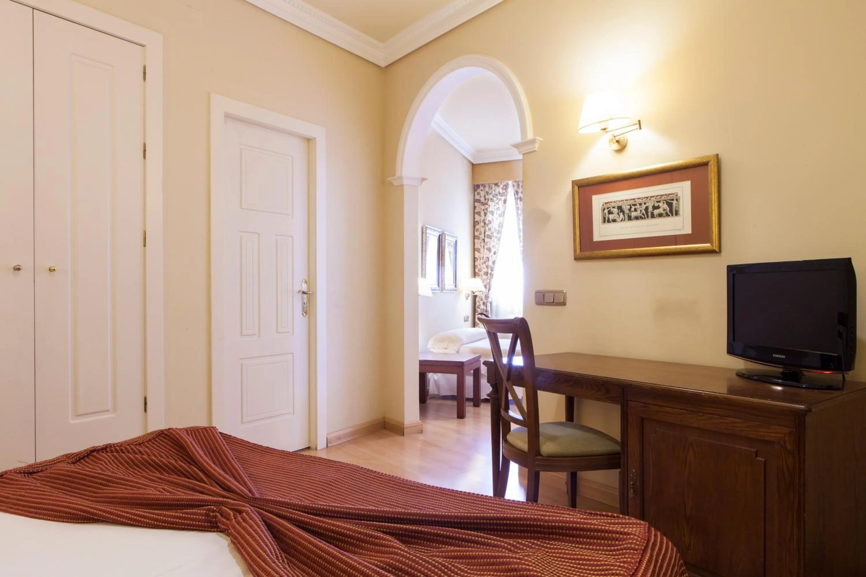 Photo of the whole room, Bed in Hotel Cervantes