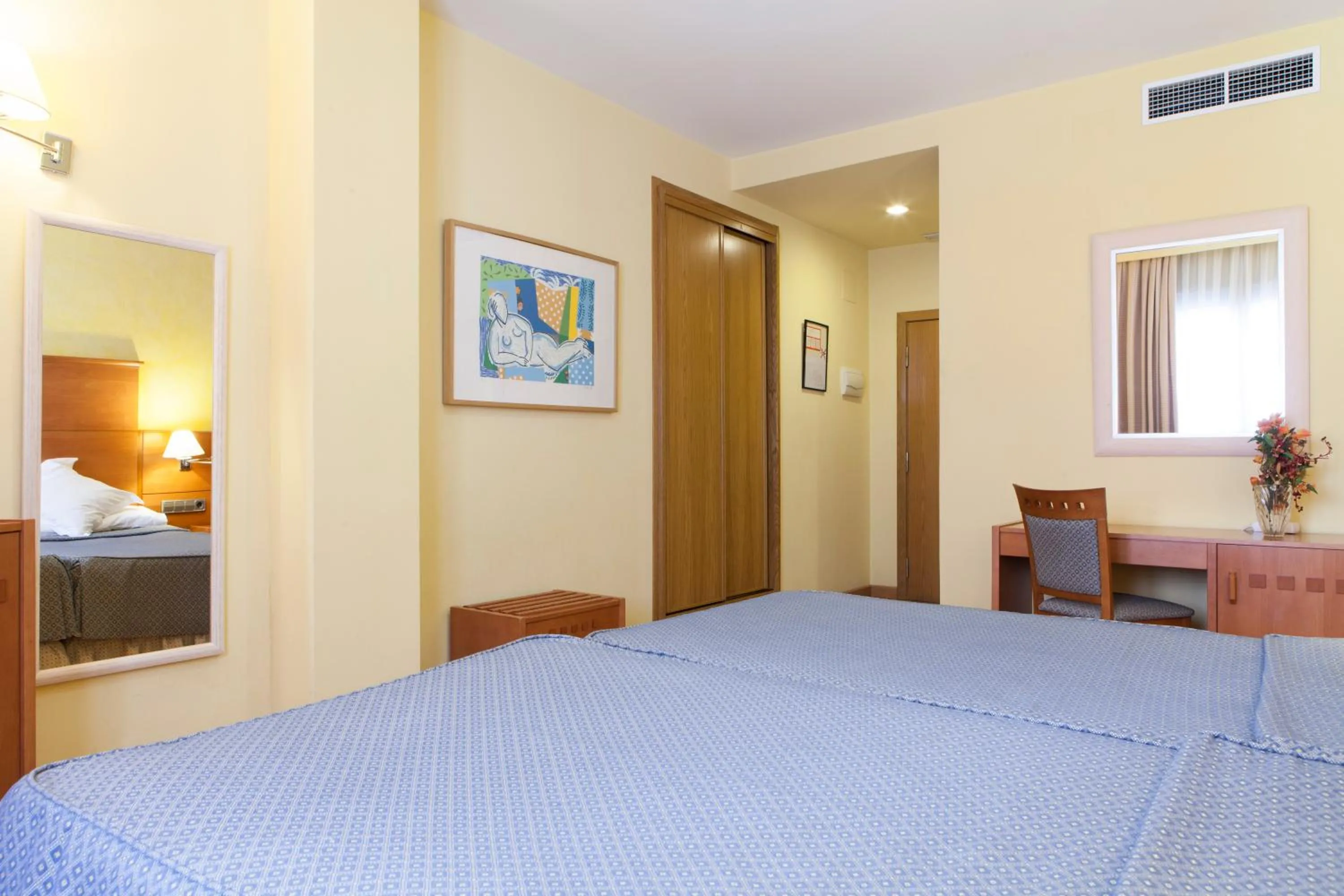 Photo of the whole room, Bed in Hotel Cervantes