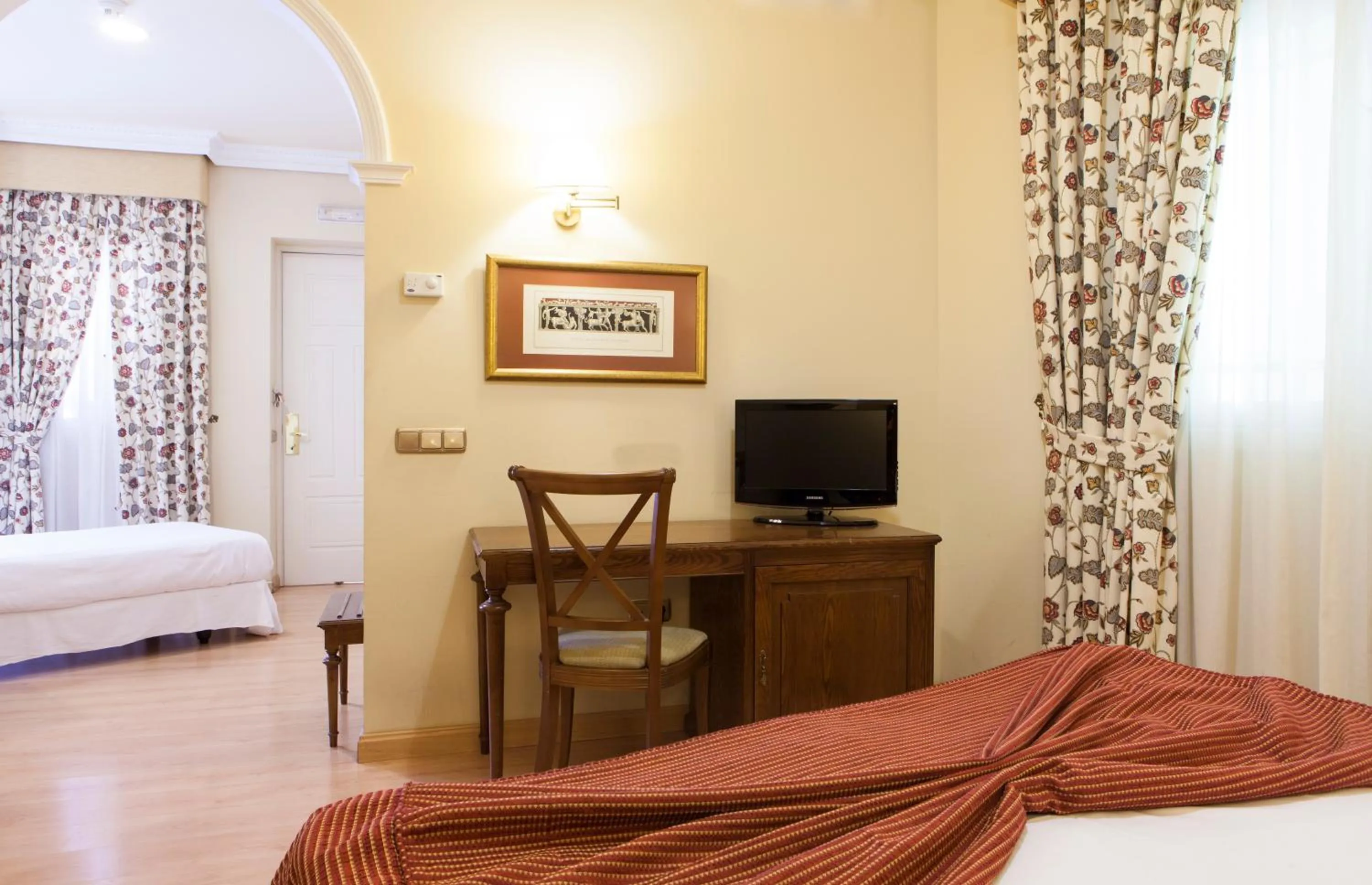 Photo of the whole room, Bed in Hotel Cervantes