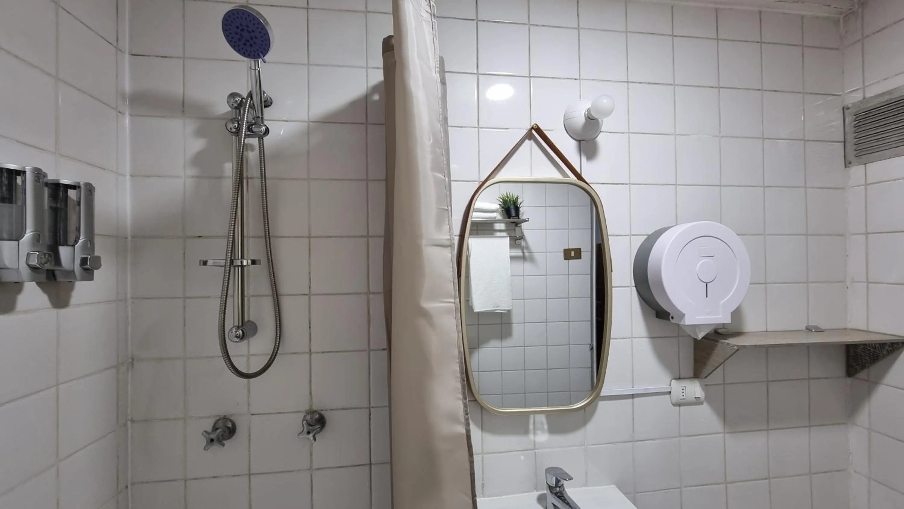 Shower in Hotel Asturias