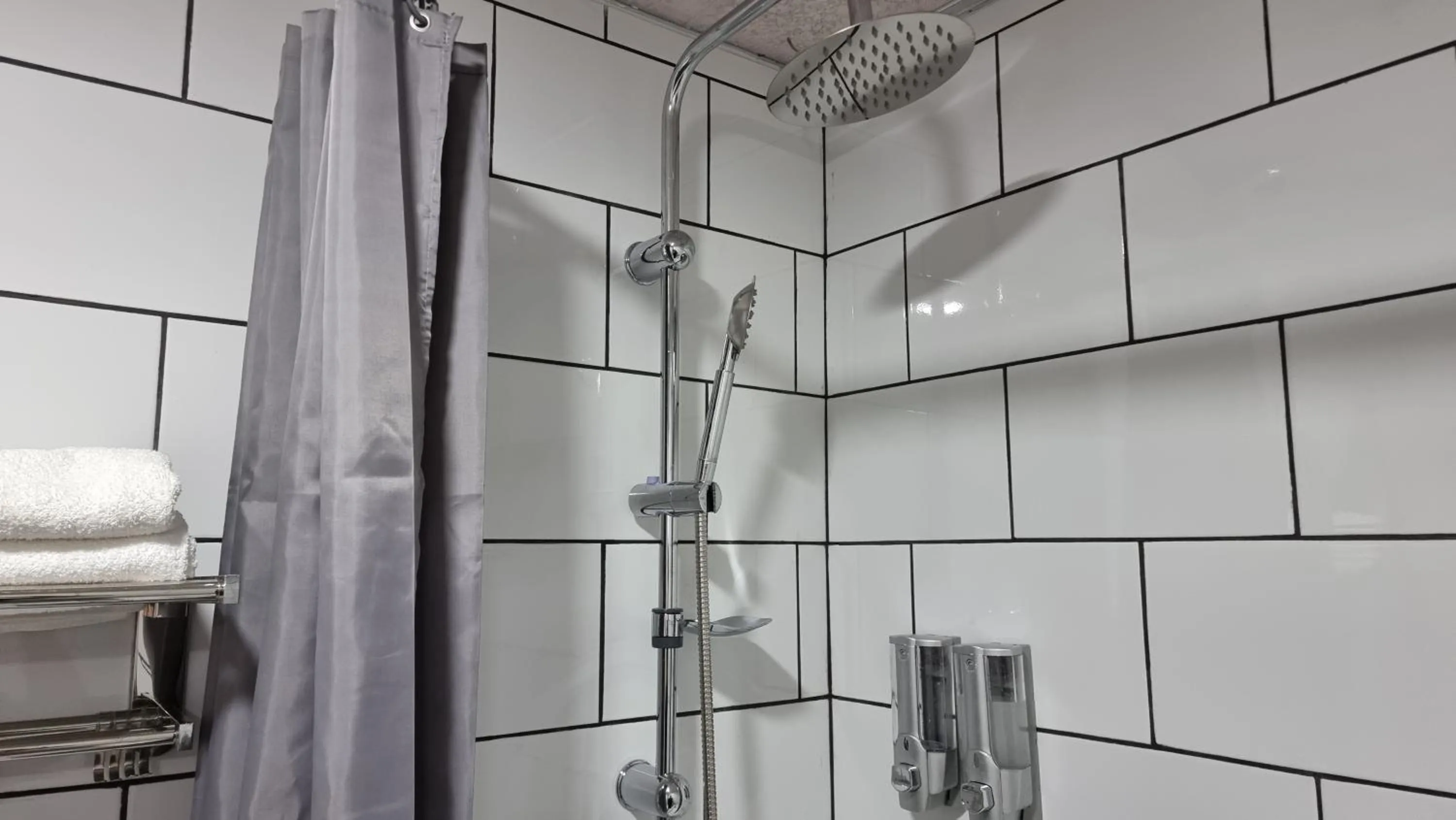 Shower in Hotel Asturias