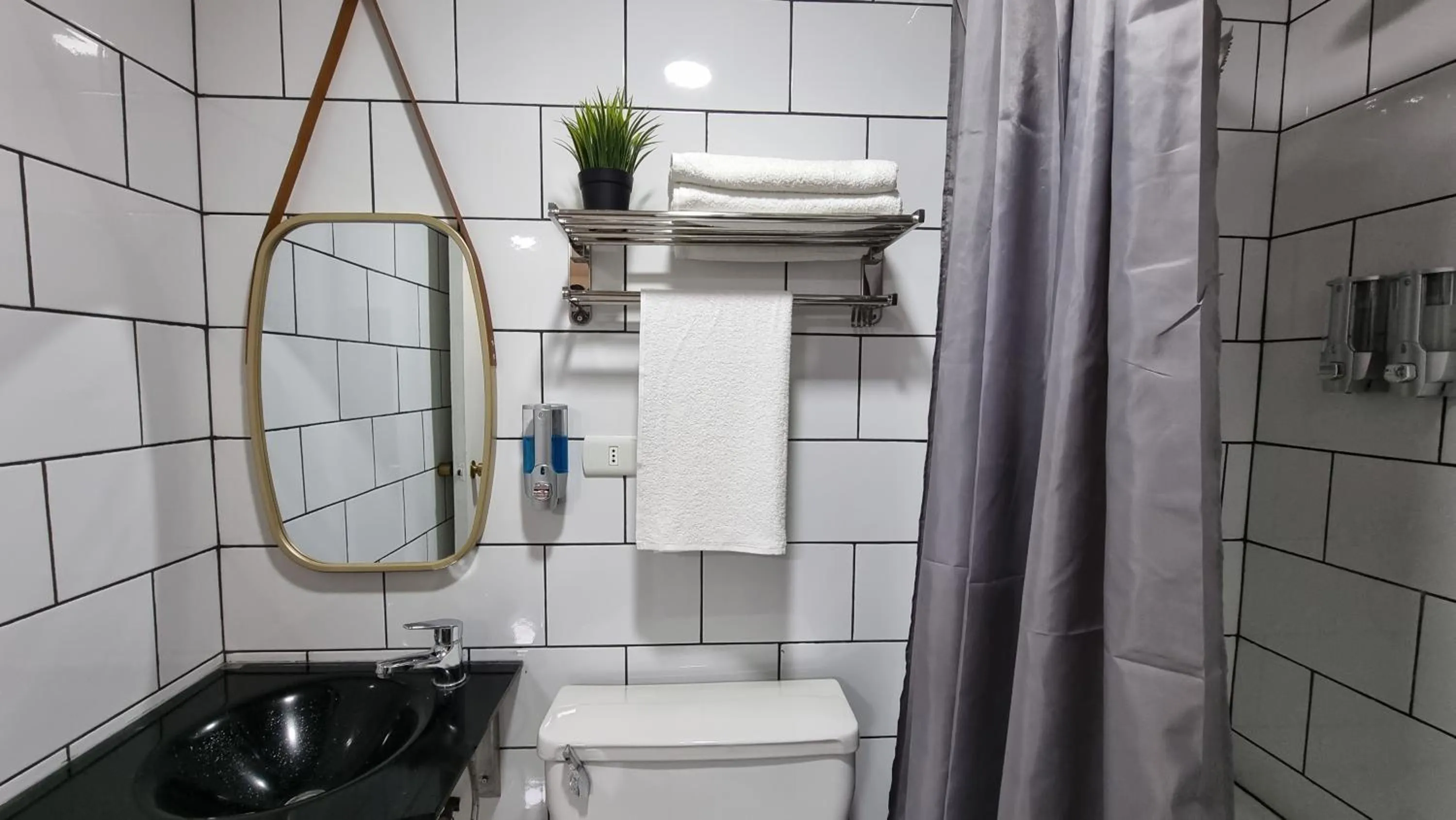 Shower in Hotel Asturias