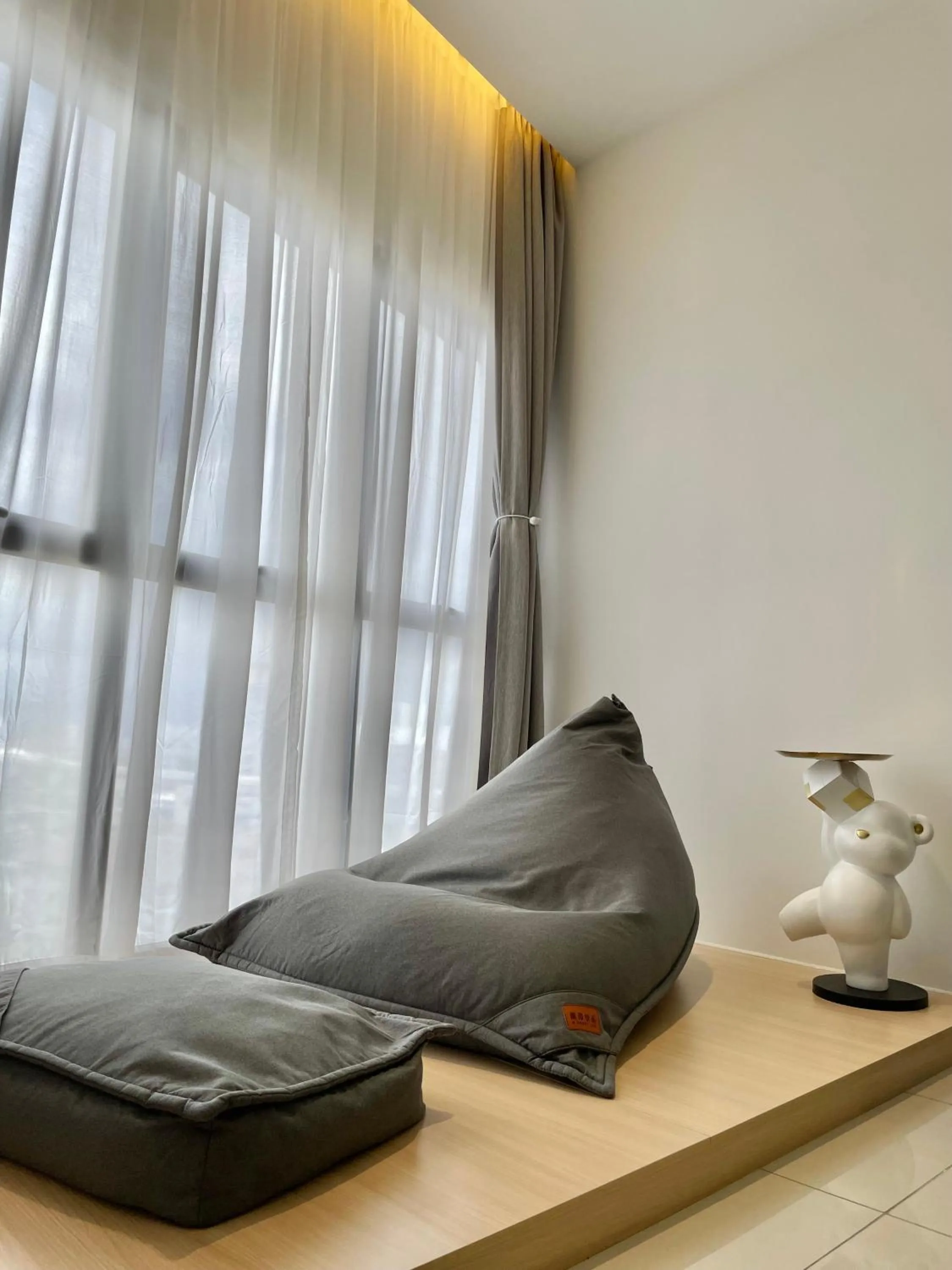 Living room in Continew Residence by Shuen