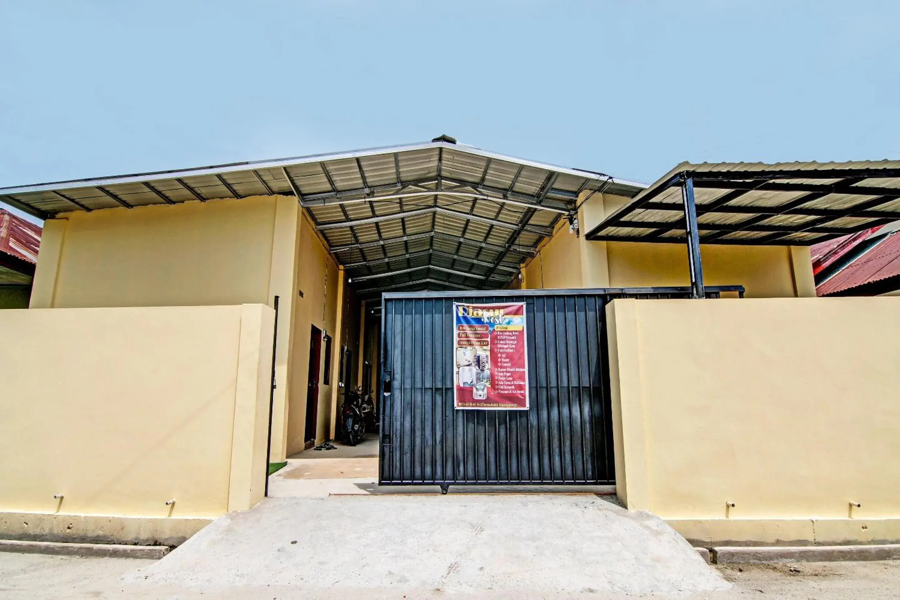 Facade/entrance in Hotel O Djasur Kost Facade/entrance in Hotel O Djasur Kost