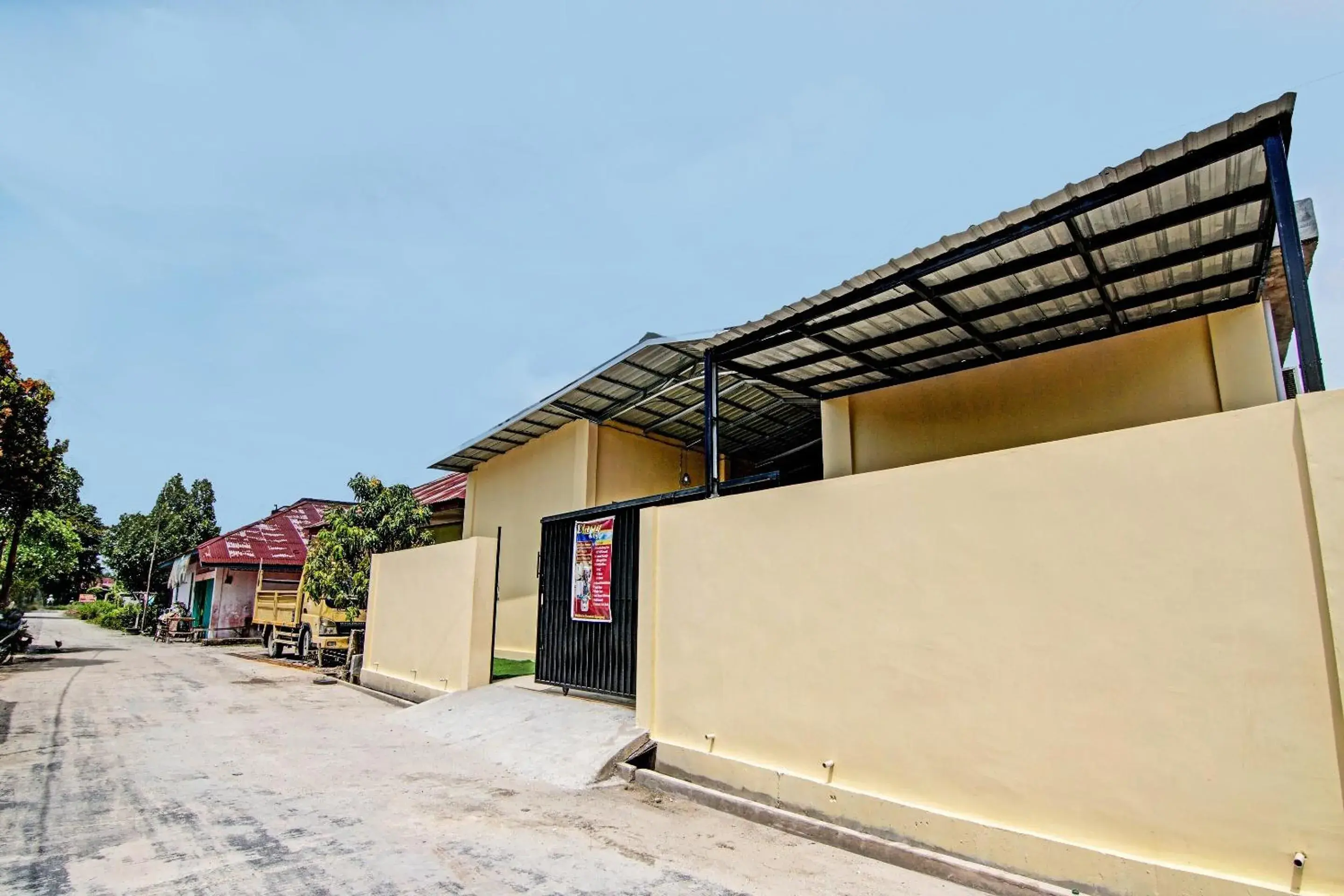 Facade/entrance in Hotel O Djasur Kost Facade/entrance in Hotel O Djasur Kost