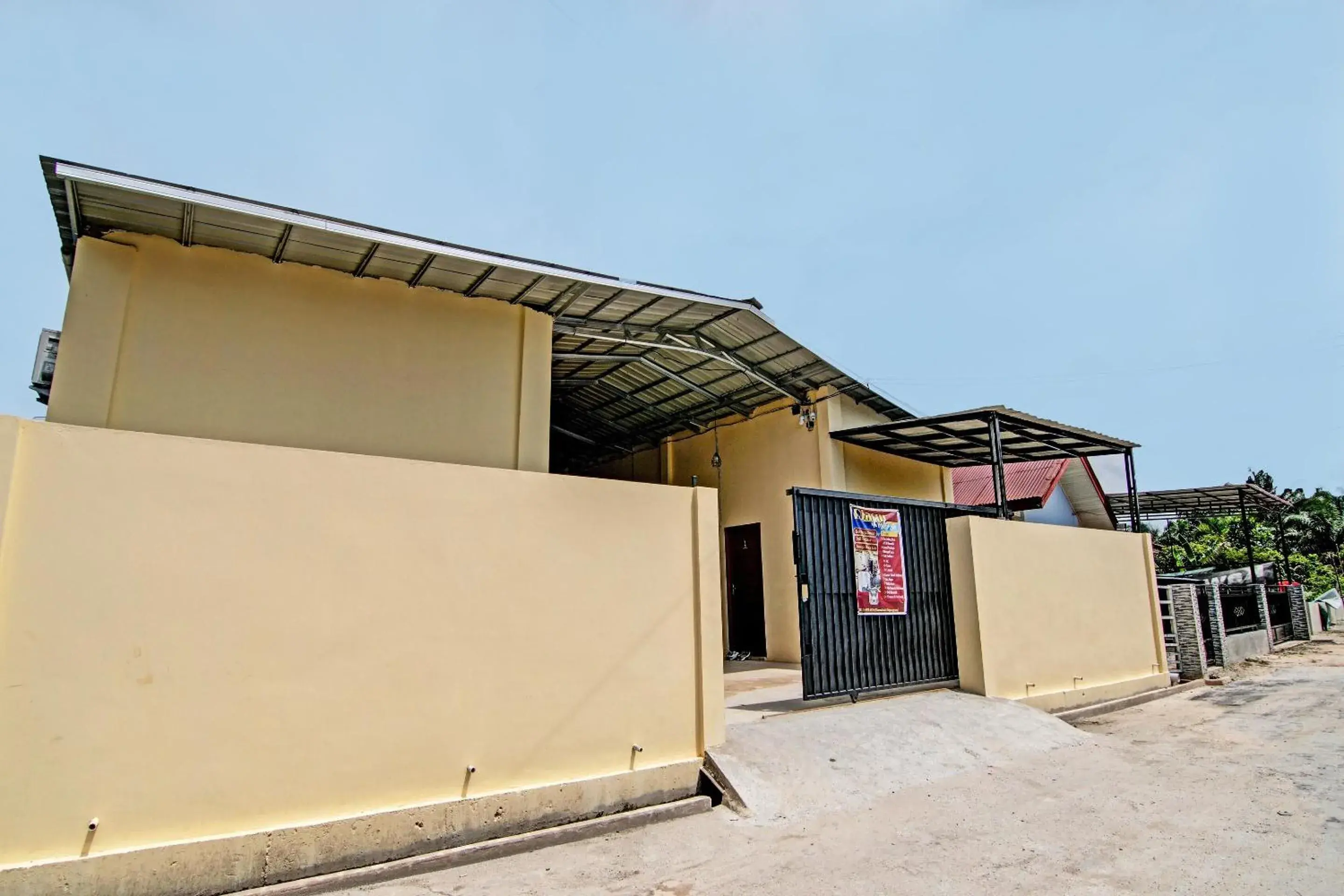 Facade/entrance in Hotel O Djasur Kost Facade/entrance in Hotel O Djasur Kost