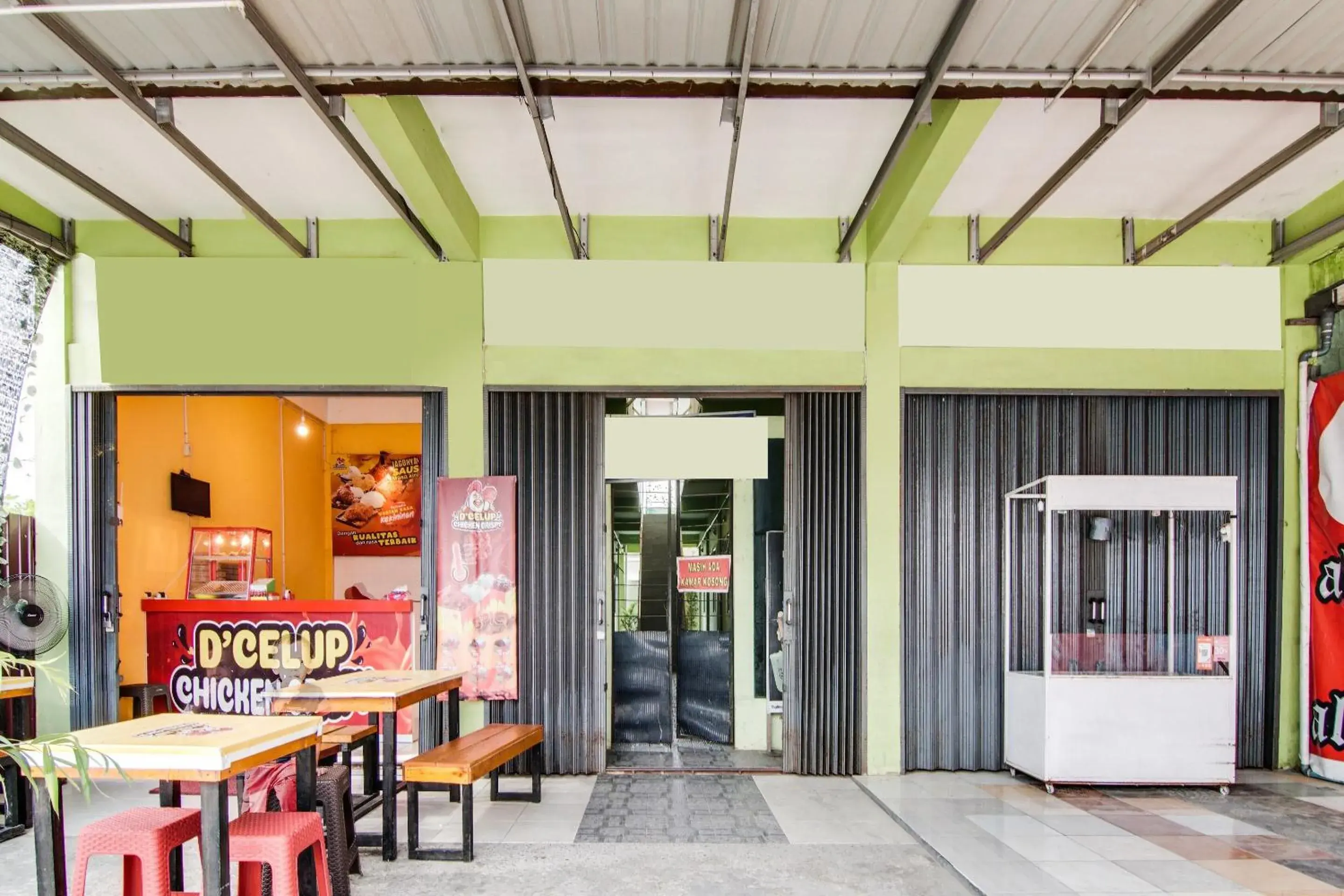 Facade/entrance in Hotel O Sg 99 Homestay Syariah Near SMP N 34 Pekanbaru Facade/entrance in Hotel O Sg 99 Homestay Syariah Near SMP N 34 Pekanbaru