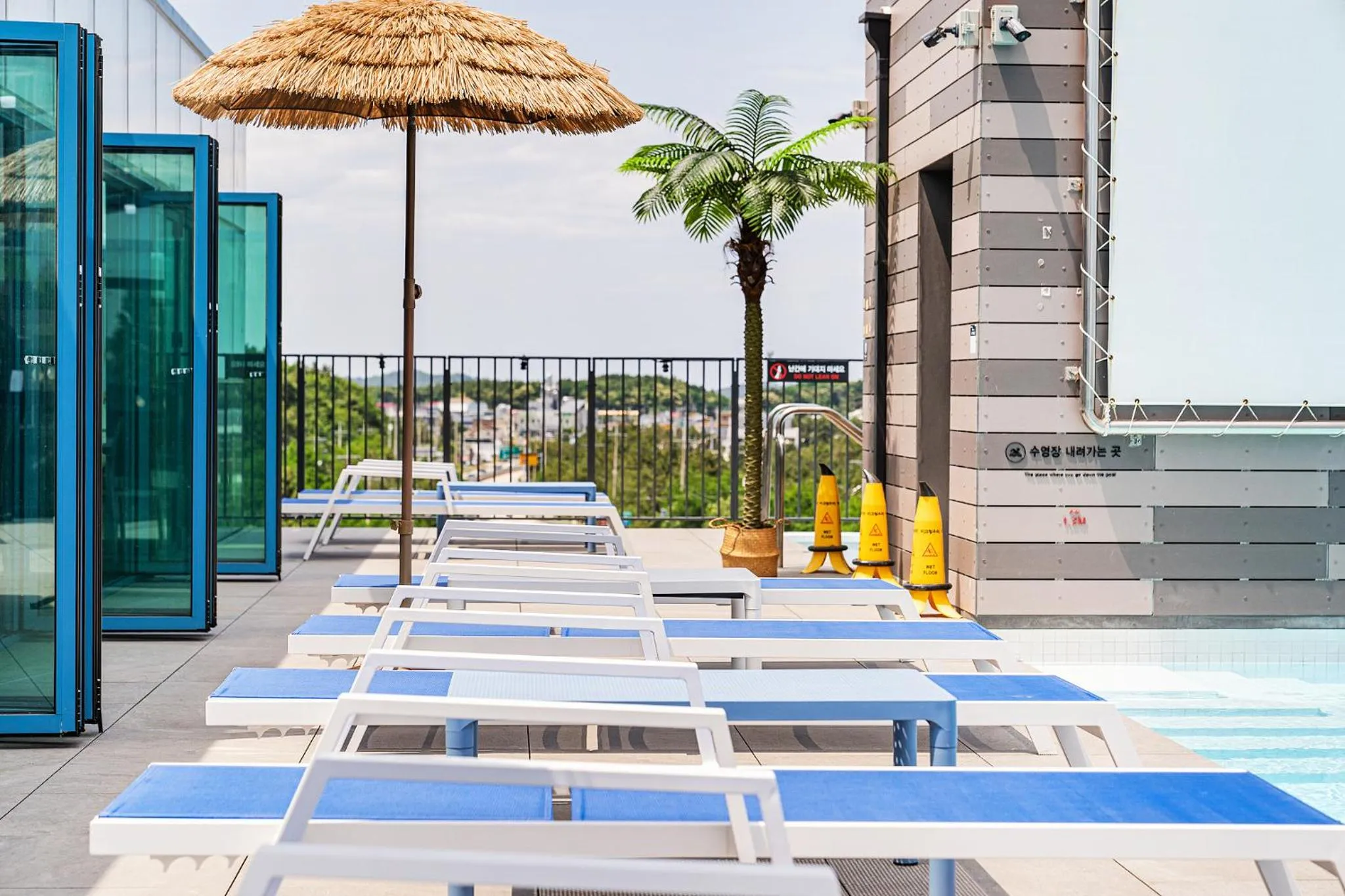 Swimming pool in Hotel Parangvue
