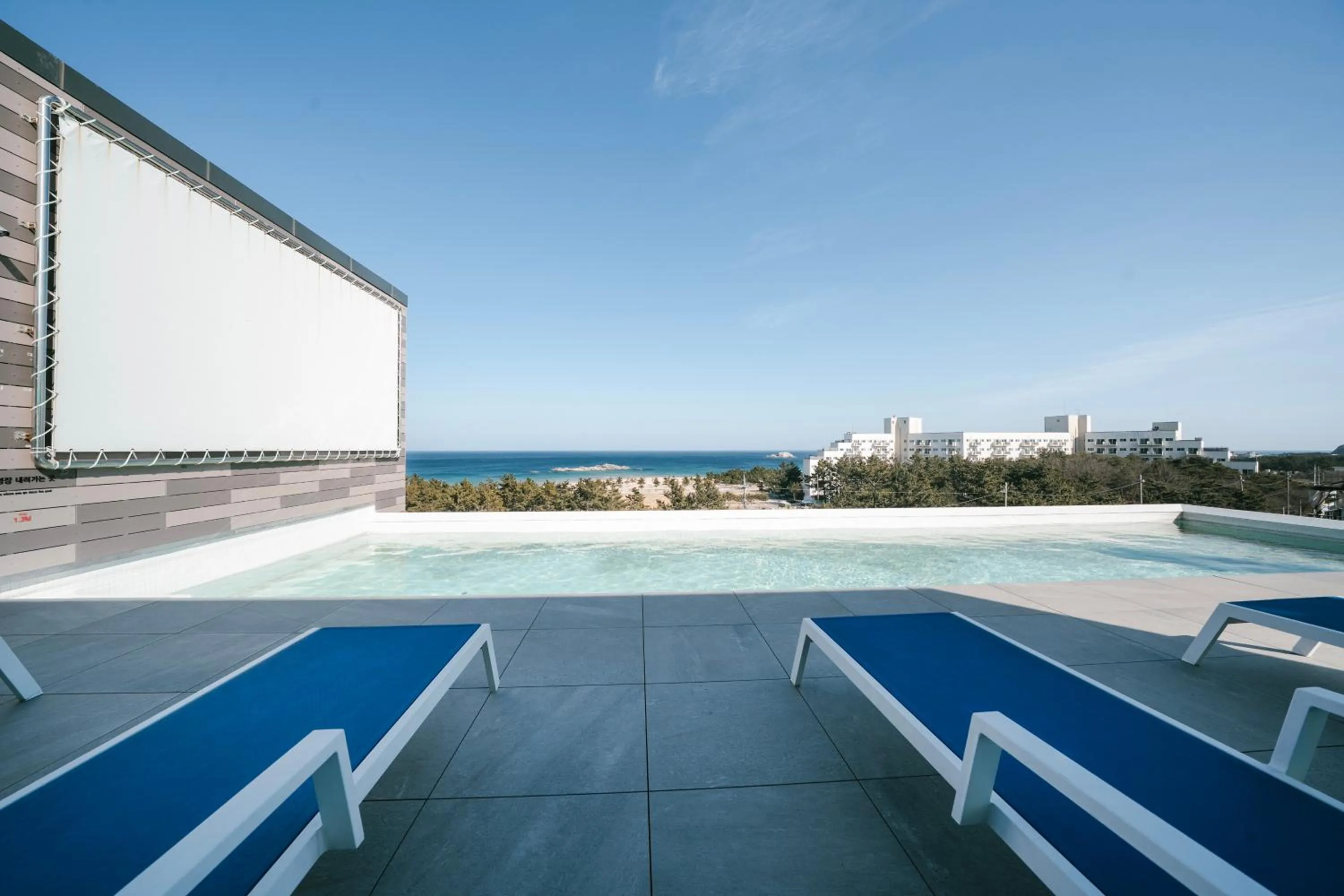 Swimming pool in Hotel Parangvue