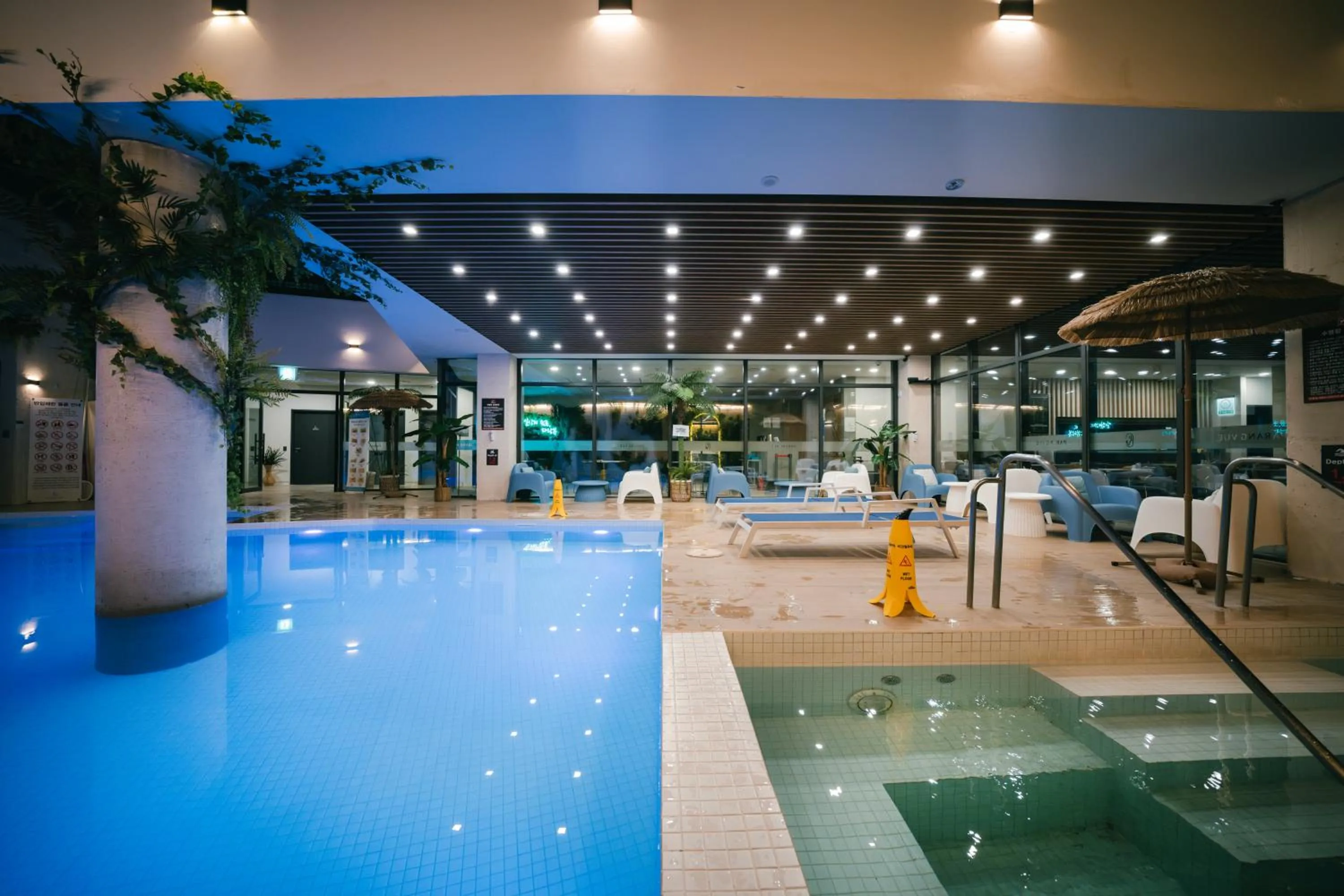 Swimming pool in Hotel Parangvue
