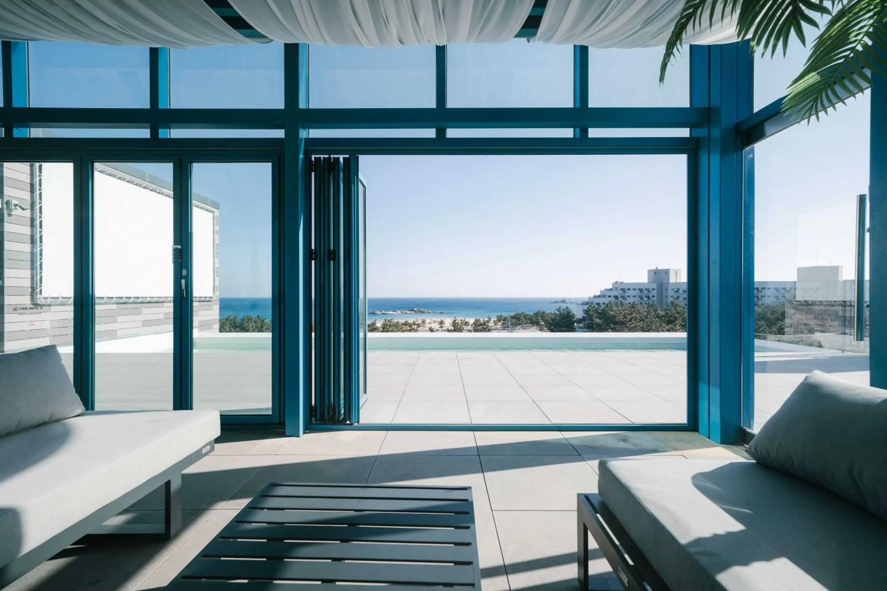 Swimming pool in Hotel Parangvue