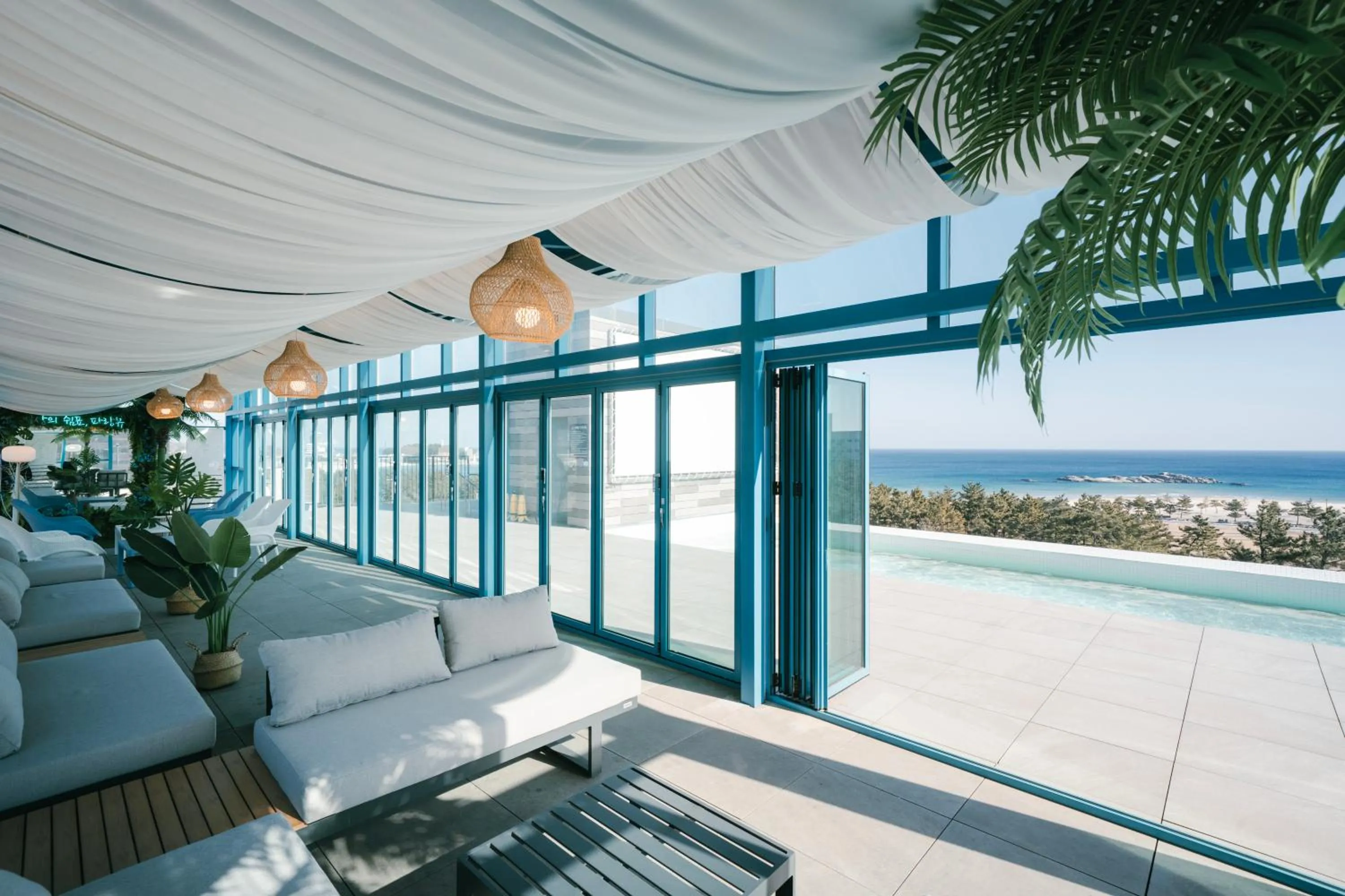 Swimming pool in Hotel Parangvue