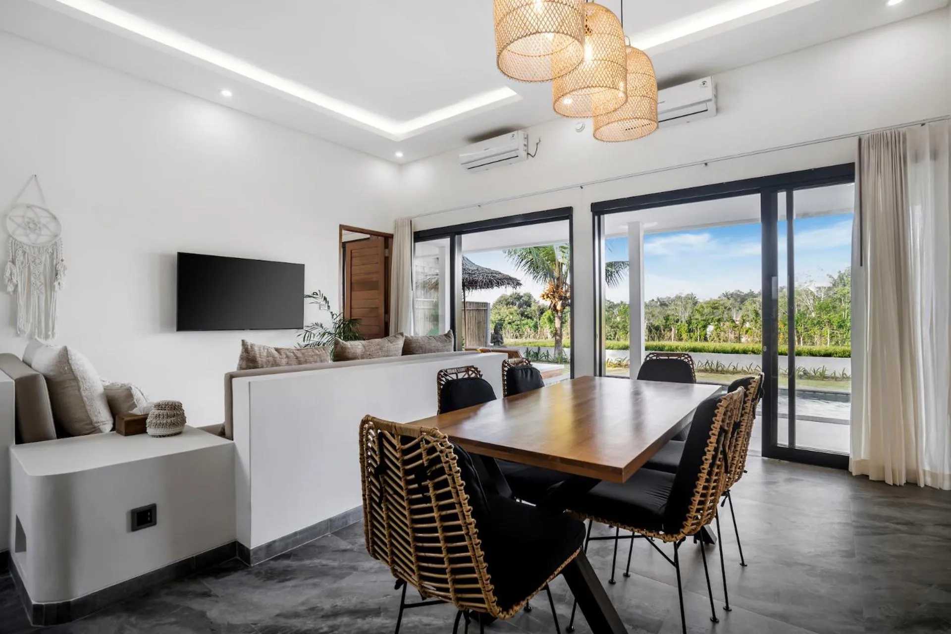 Communal lounge/ TV room in Villa Grateful by Alfred in Bali