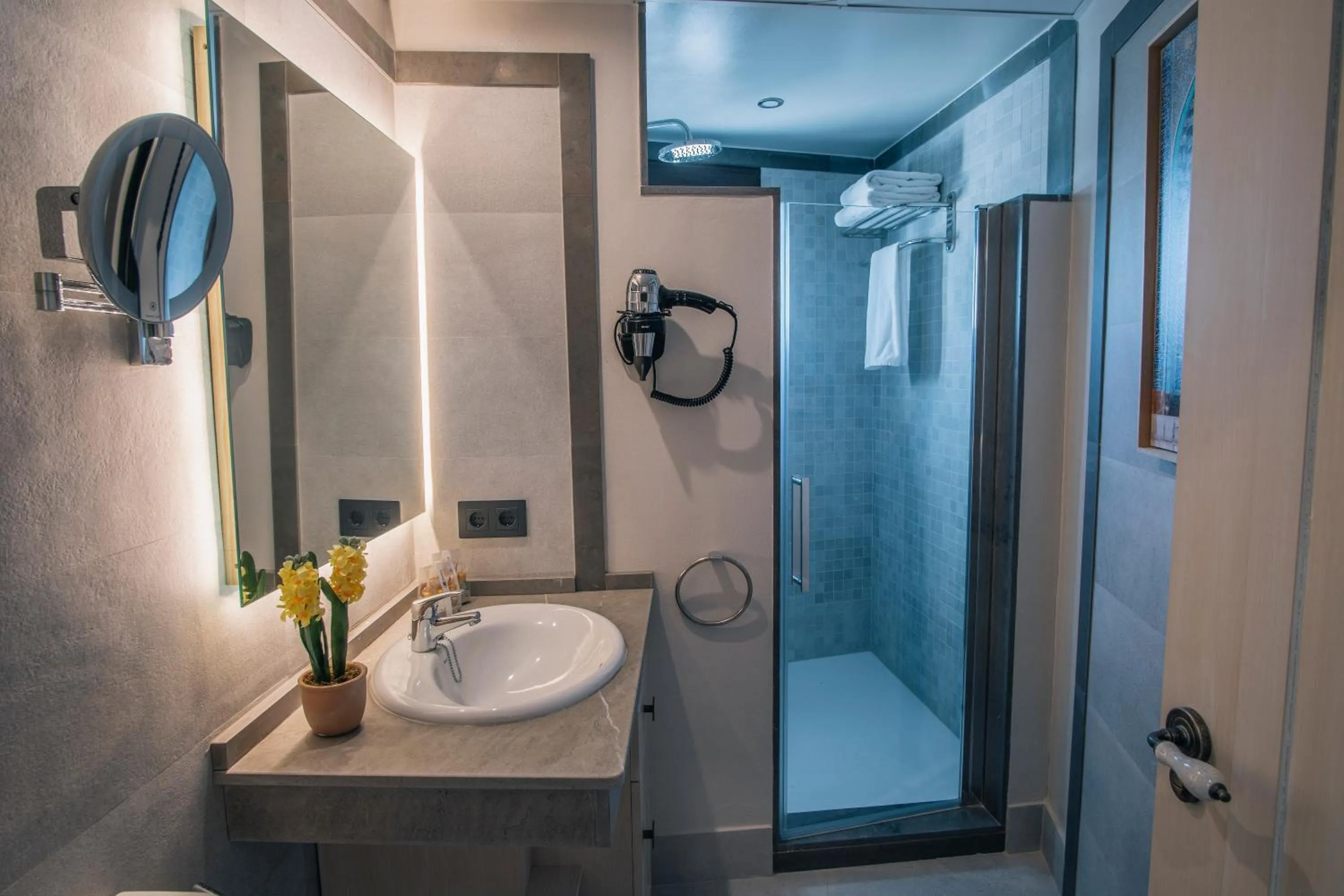 Shower in Apartamentos Turísticos La Baílla
