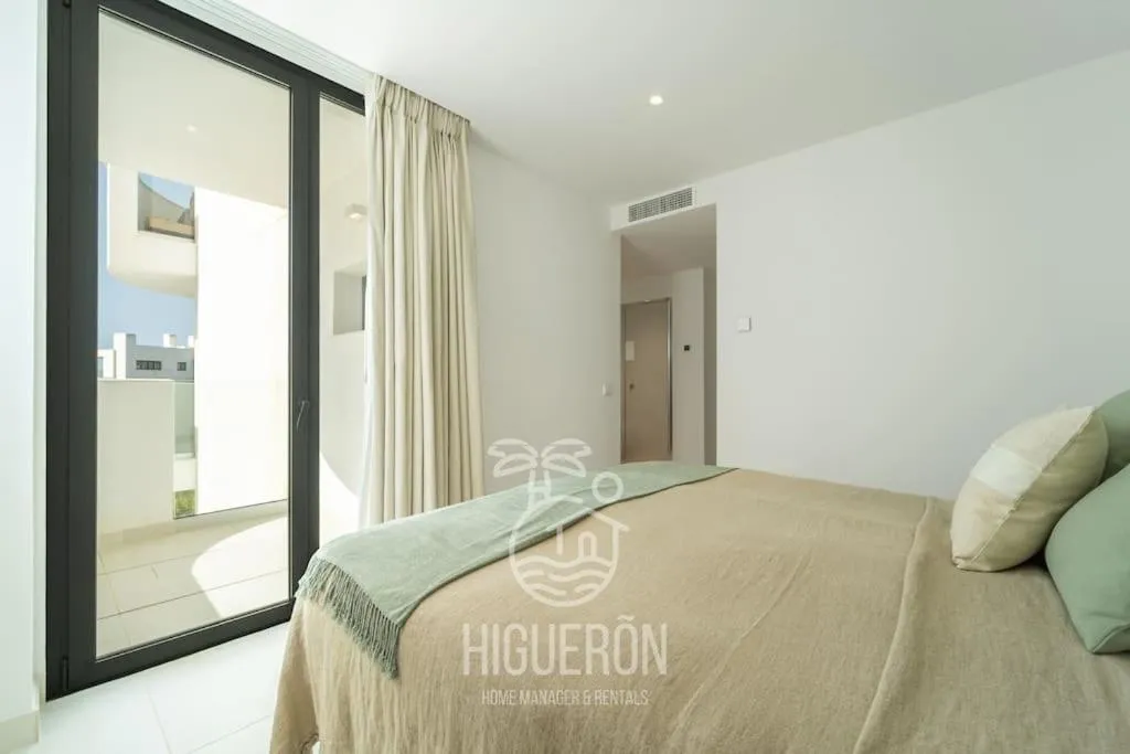 Bed in HigueronRentals Malibu