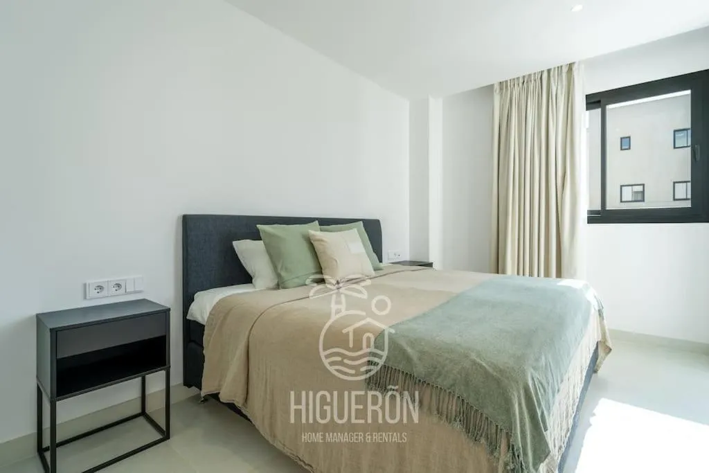 Bed in HigueronRentals Malibu
