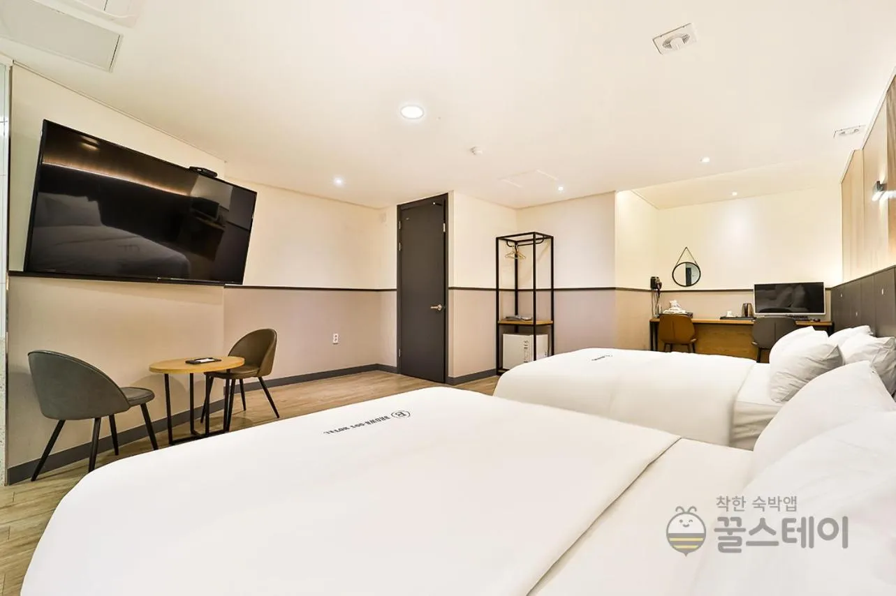 Bed in Brown Dot Hotel Guun