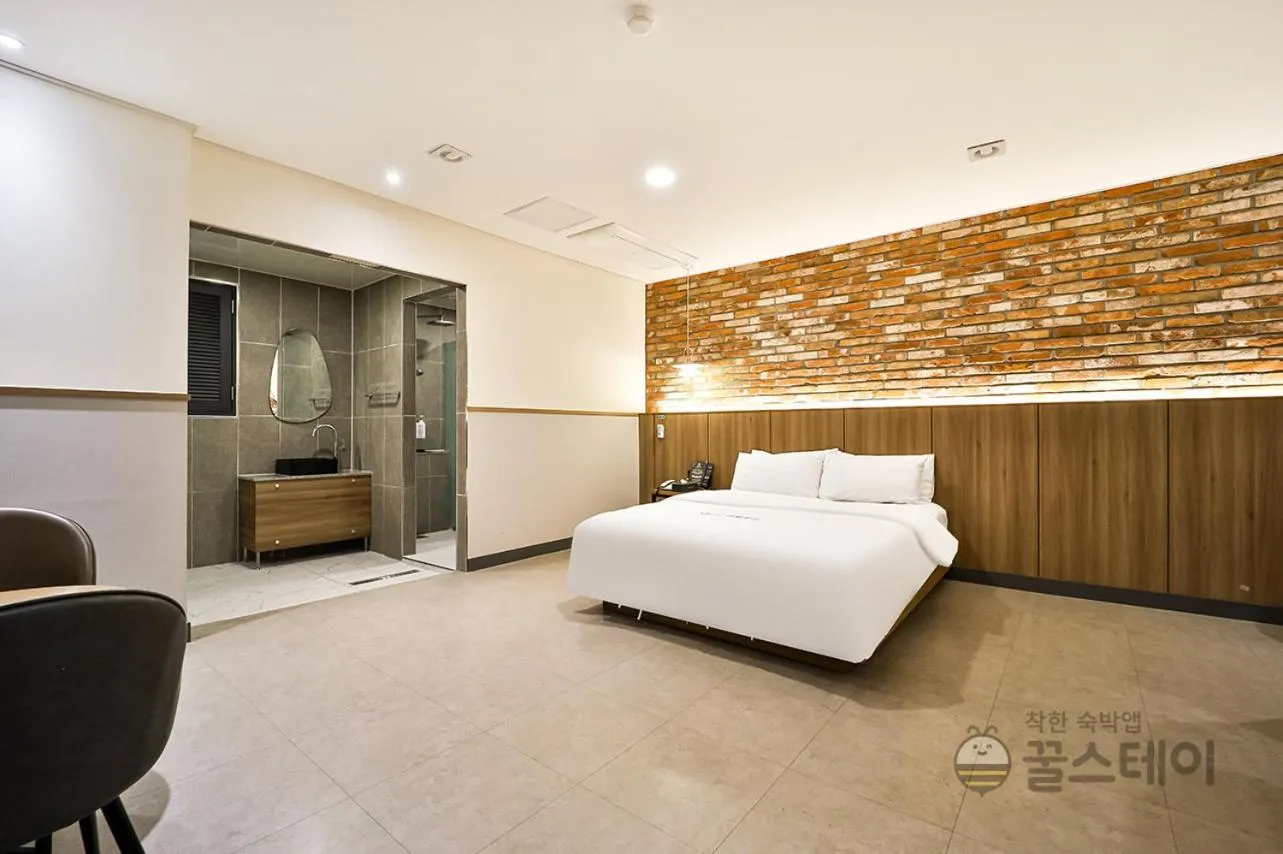 Bed in Brown Dot Hotel Guun