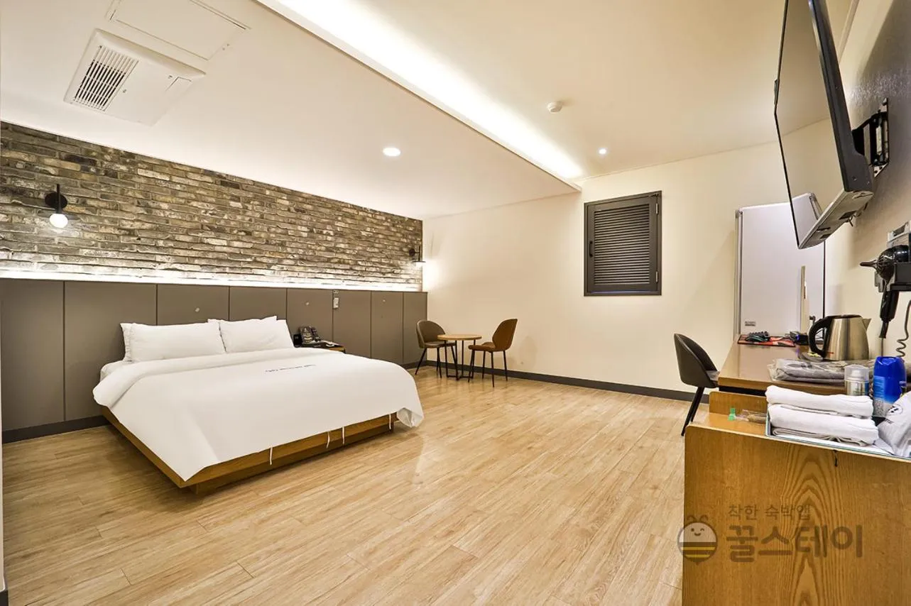 Bed in Brown Dot Hotel Guun