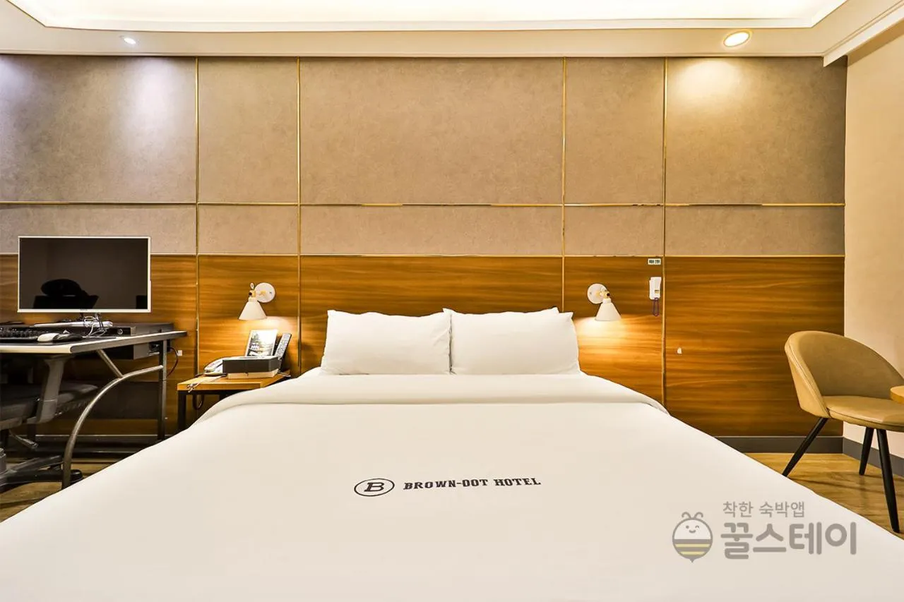 Bed in Brown Dot Hotel Guun