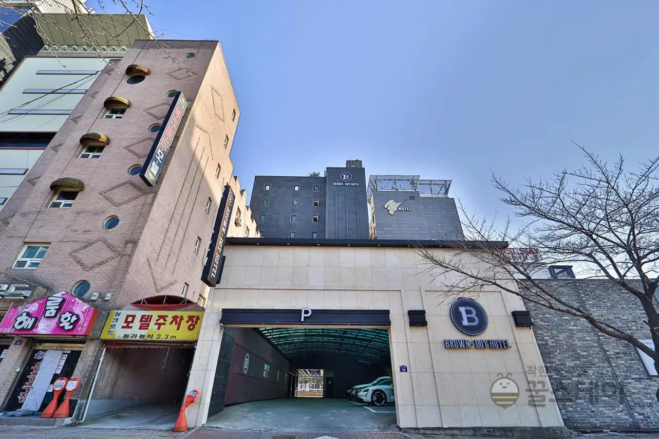 Brown Dot Hotel Guun