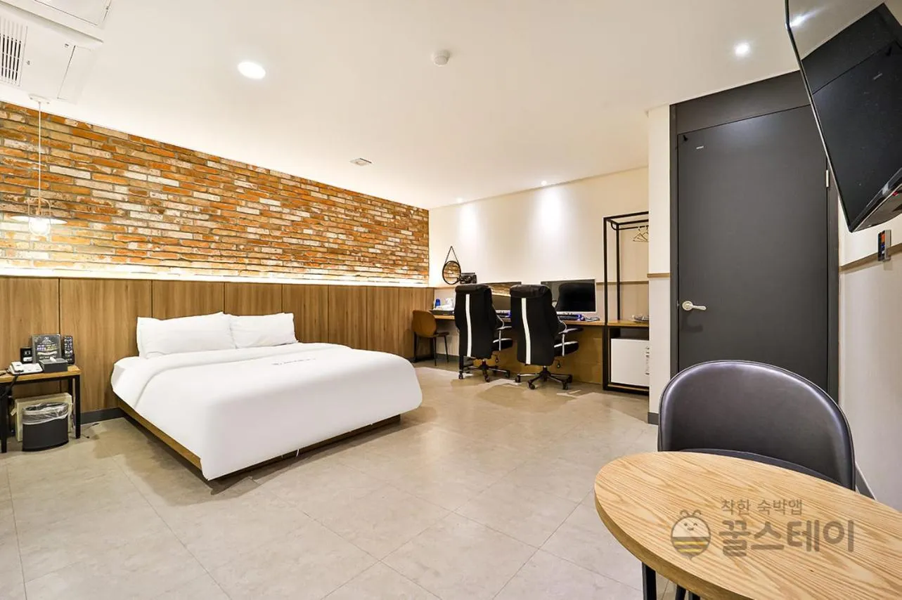 Bed in Brown Dot Hotel Guun