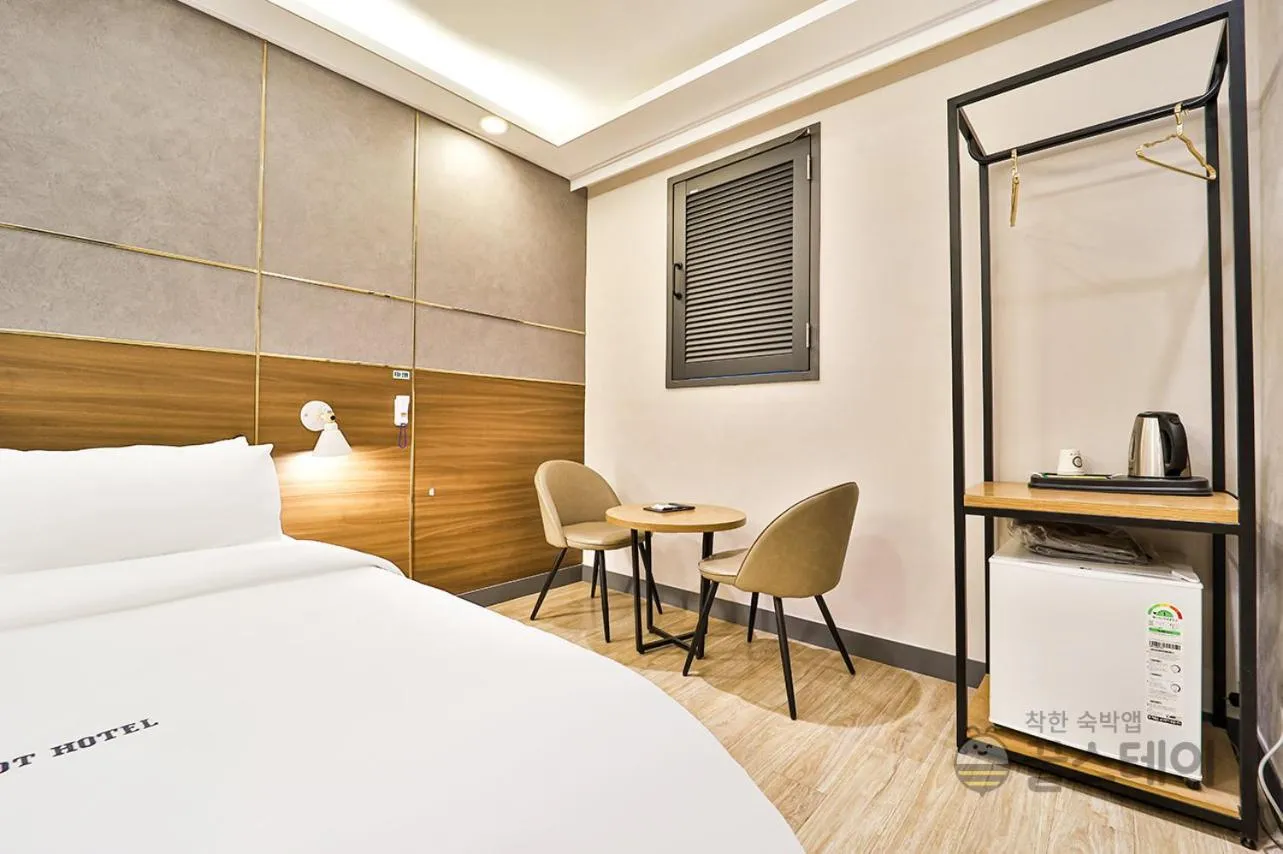 Bed in Brown Dot Hotel Guun