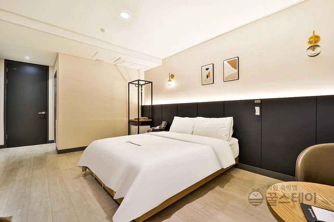 Bed in Brown Dot Hotel Guun