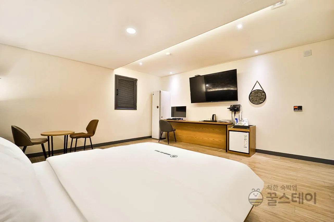 Bed in Brown Dot Hotel Guun