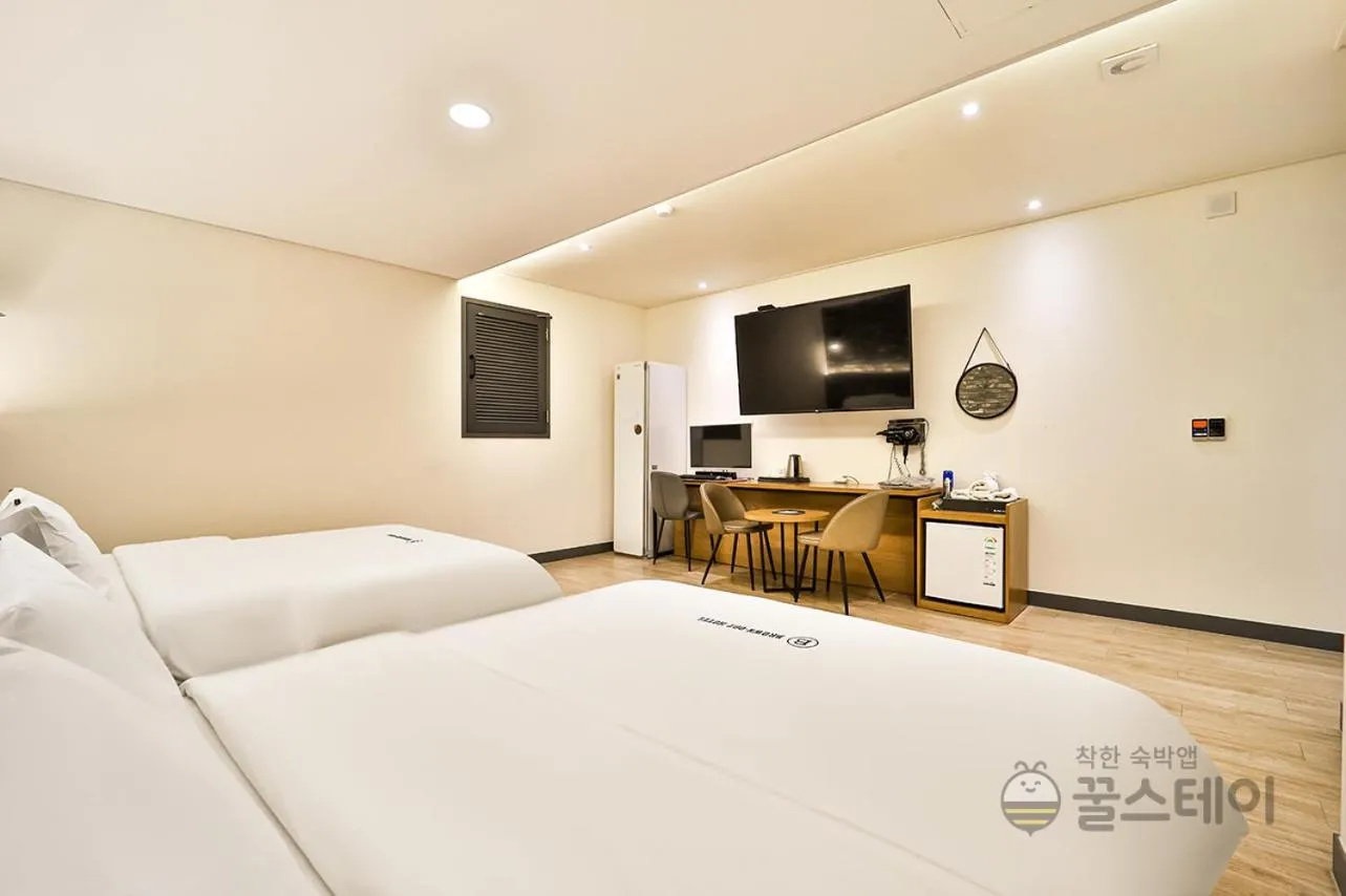 Bed in Brown Dot Hotel Guun