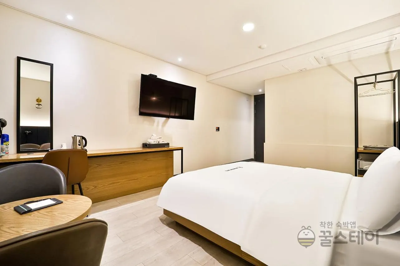 Bed in Brown Dot Hotel Guun