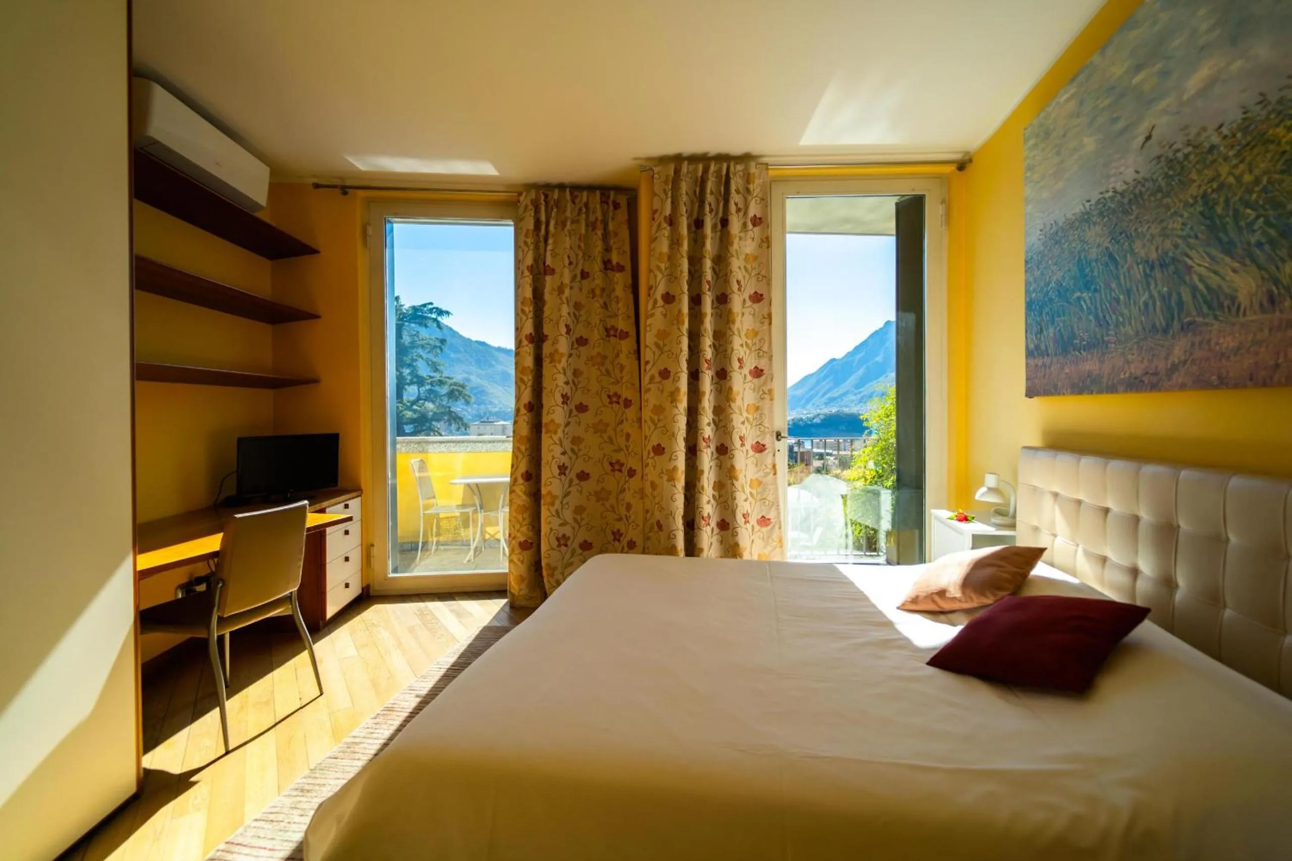 Bedroom, Bed in Montebello