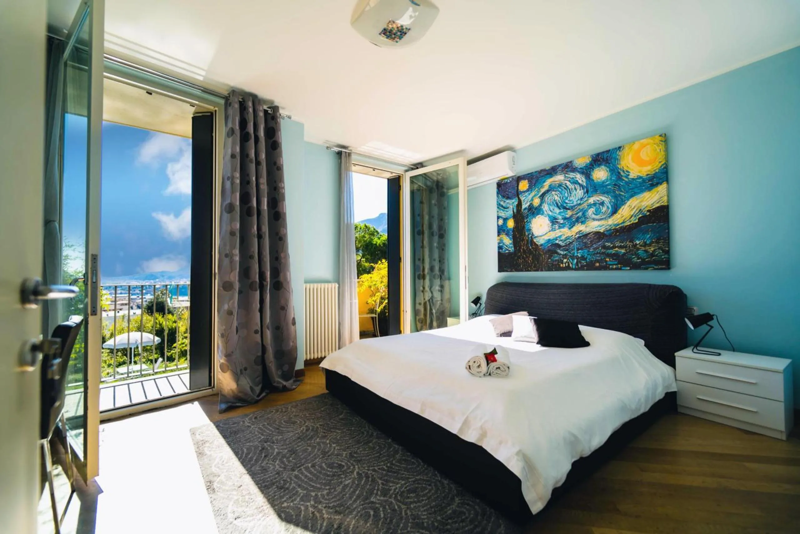 Bedroom, Bed in Montebello