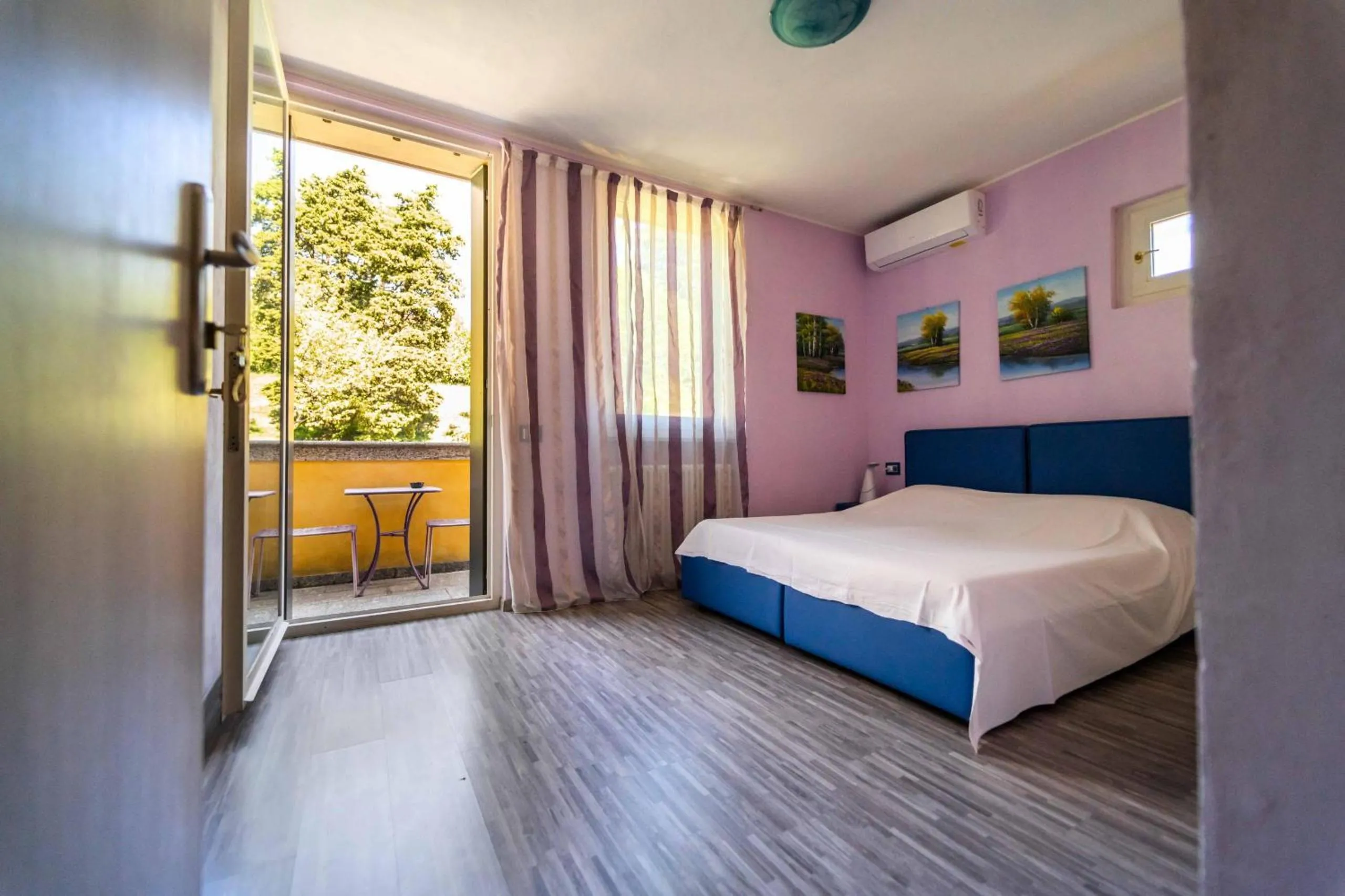 Bedroom, Bed in Montebello