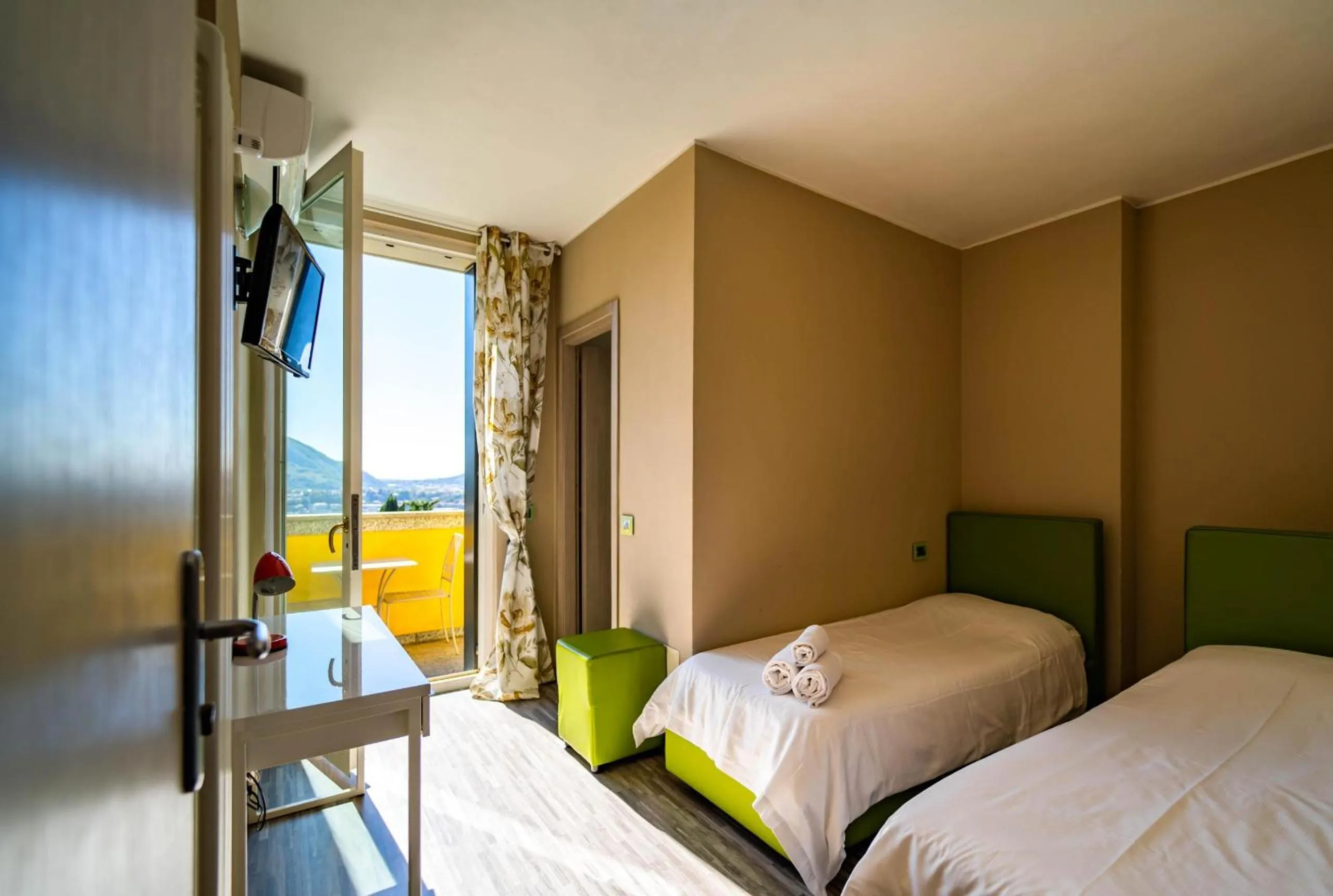 Bedroom, Bed in Montebello