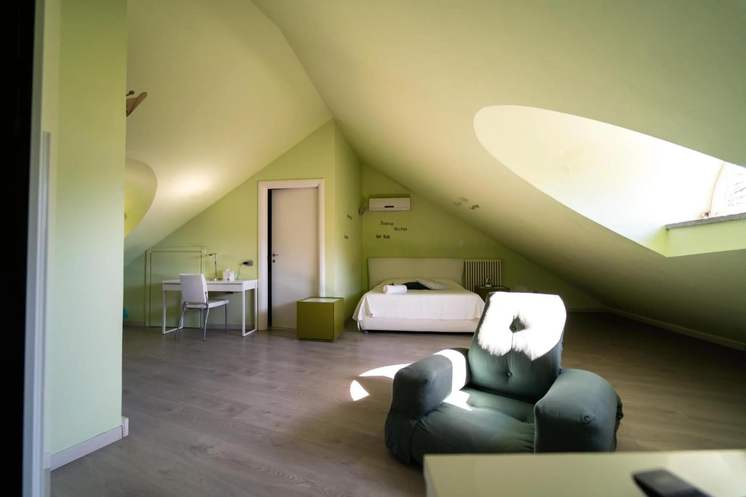 Bedroom, Bed in Montebello