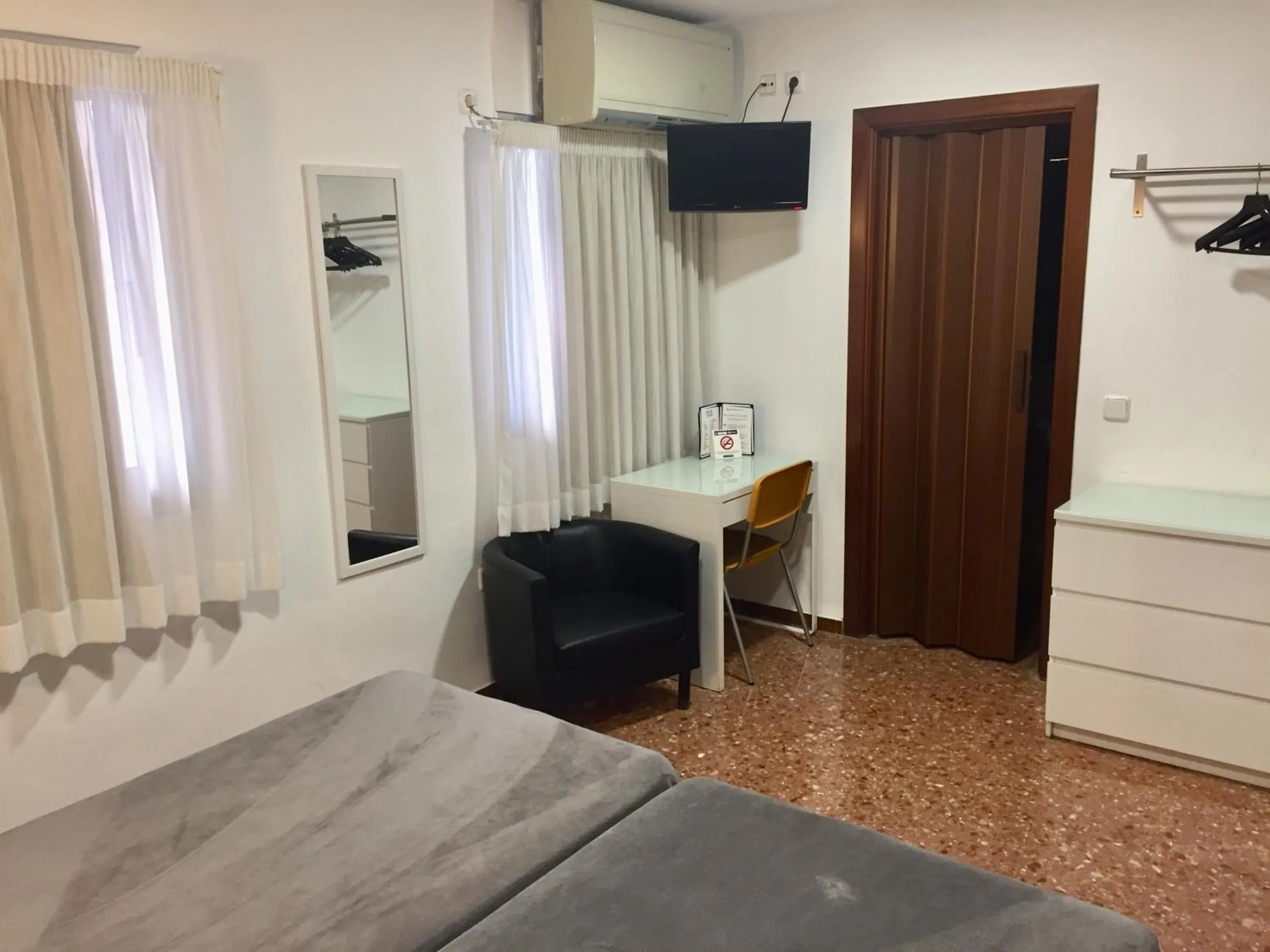 Bed in Hotel Catalunya Express