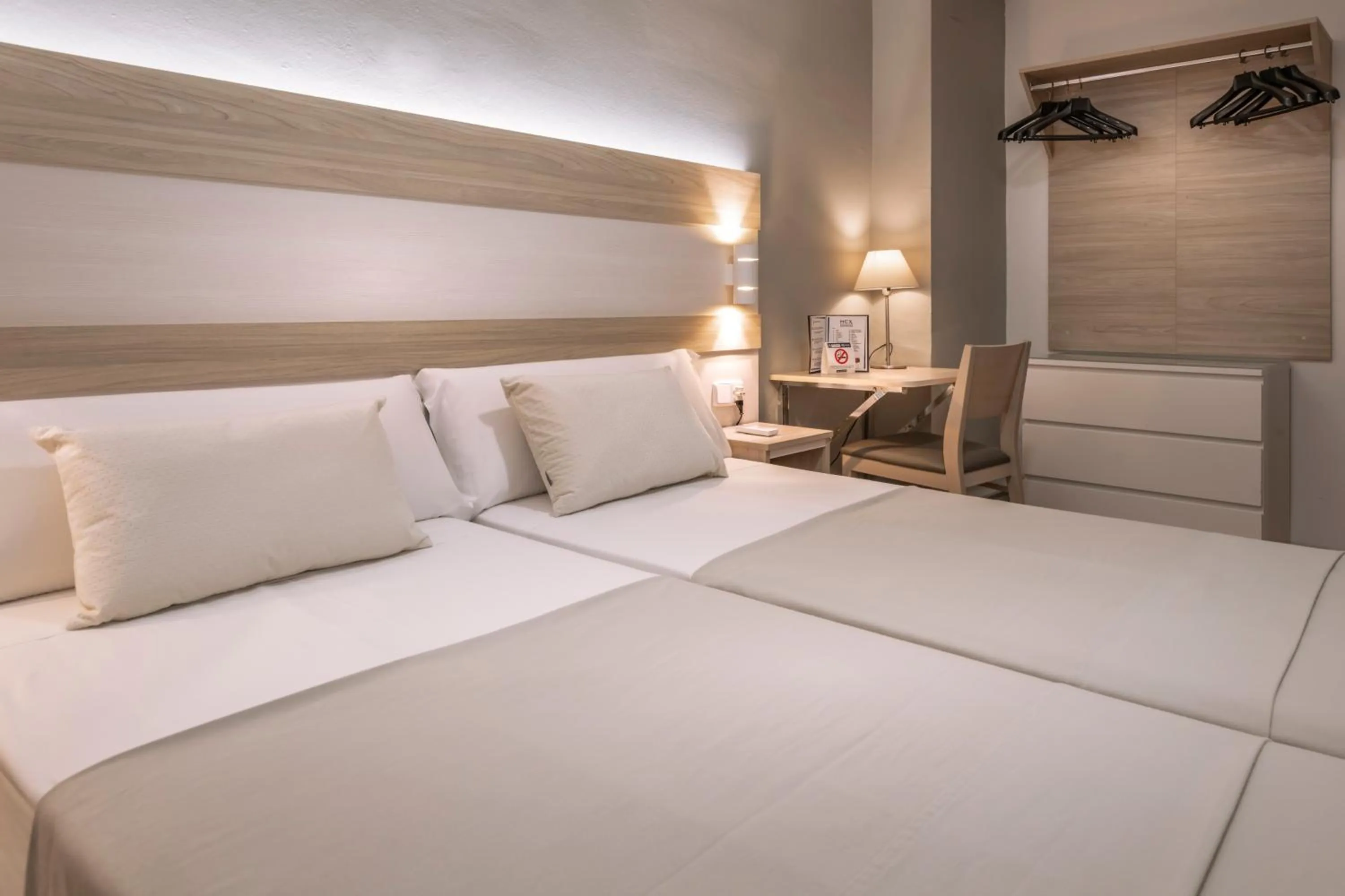 Bedroom, Bed in Hotel Catalunya Express