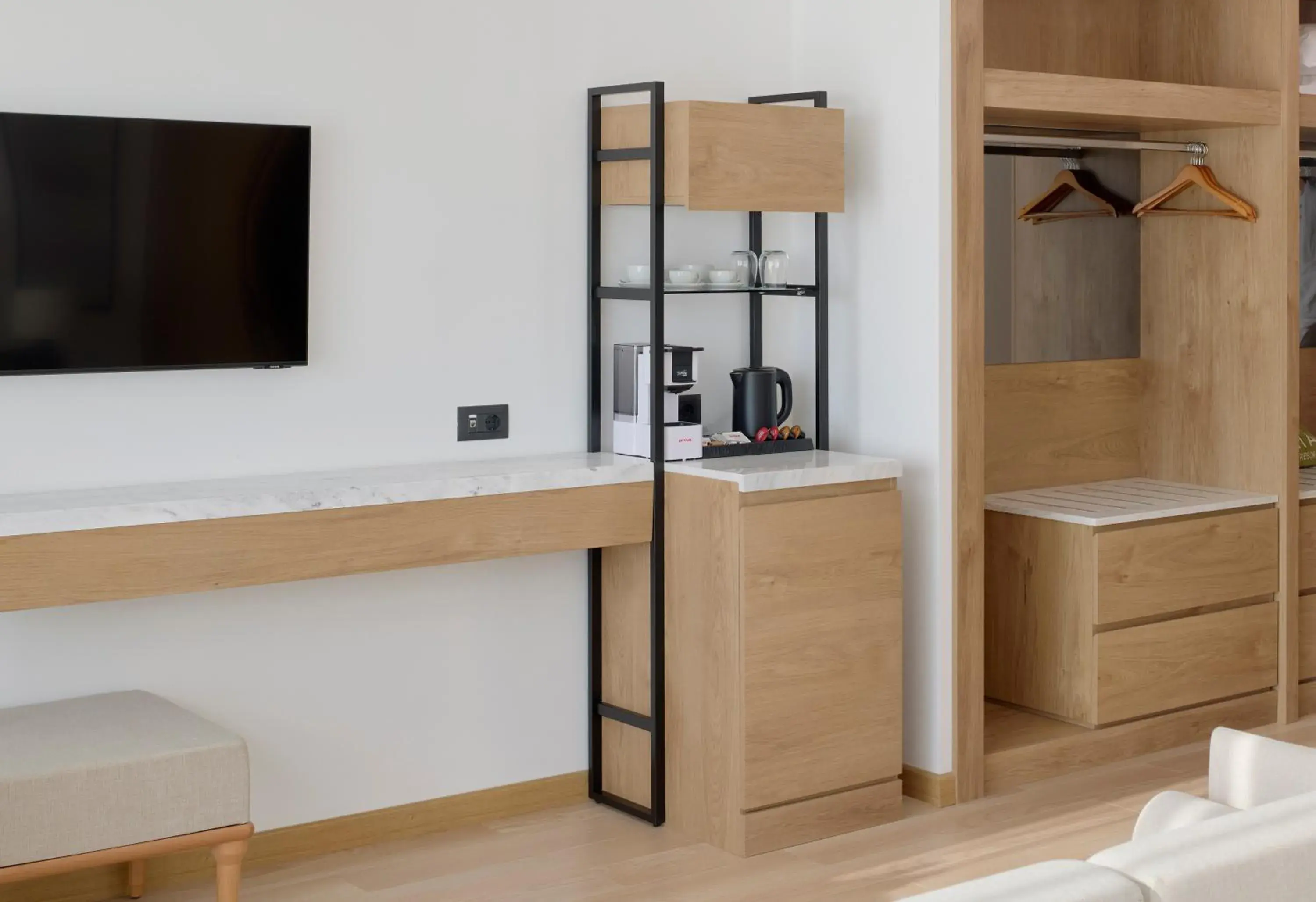 TV and multimedia, Bed in Meliá Durrës Albania TV and multimedia, Bed in Meliá Durrës Albania