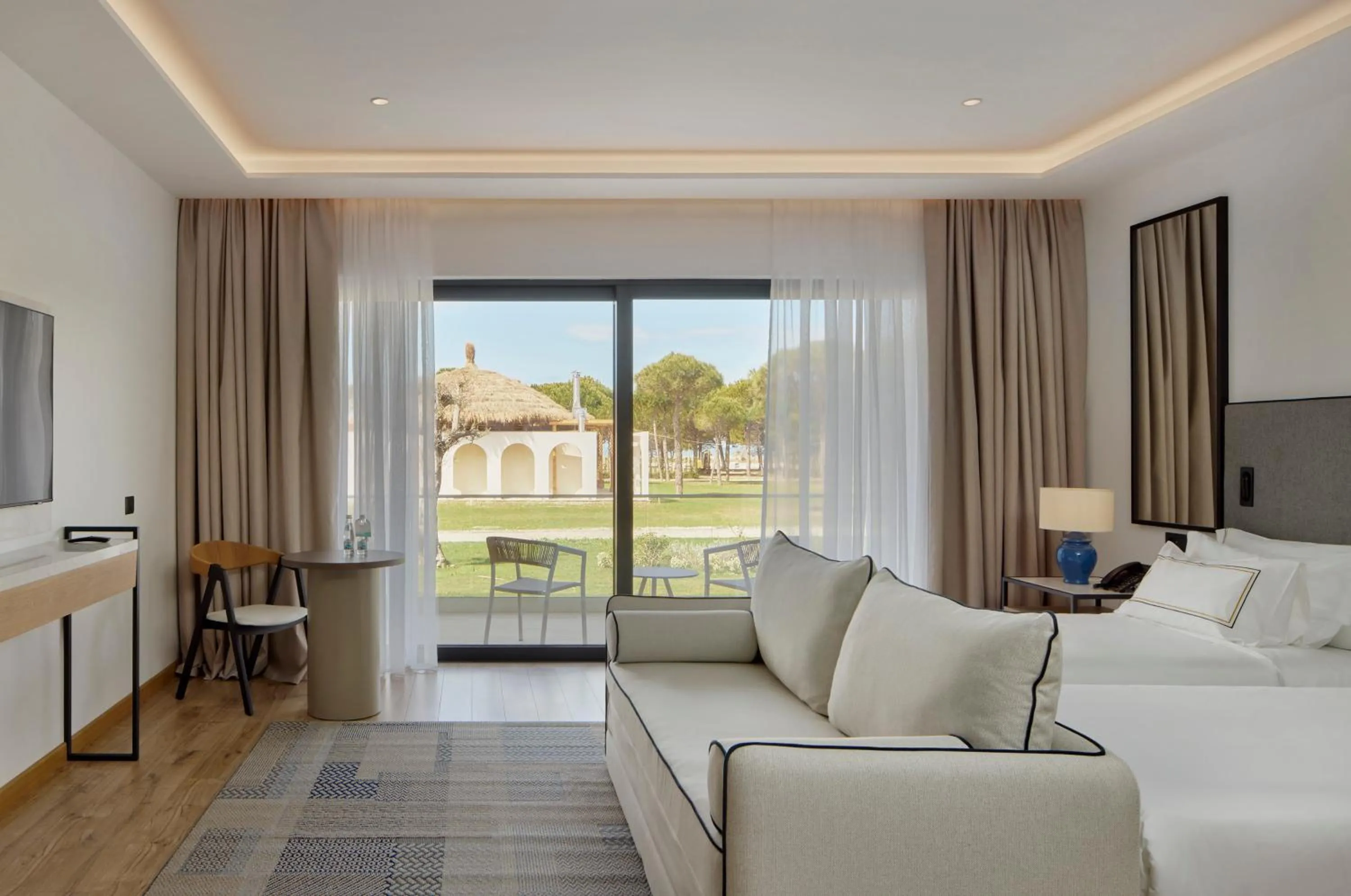 Communal lounge/ TV room, Bed in Meliá Durrës Albania