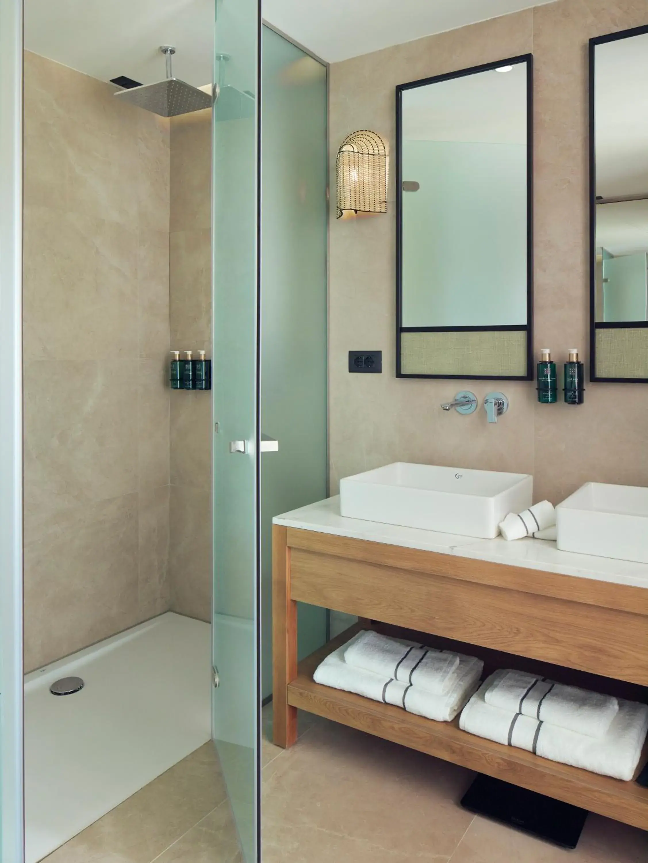 Shower, Bed in Meliá Durrës Albania Shower, Bed in Meliá Durrës Albania