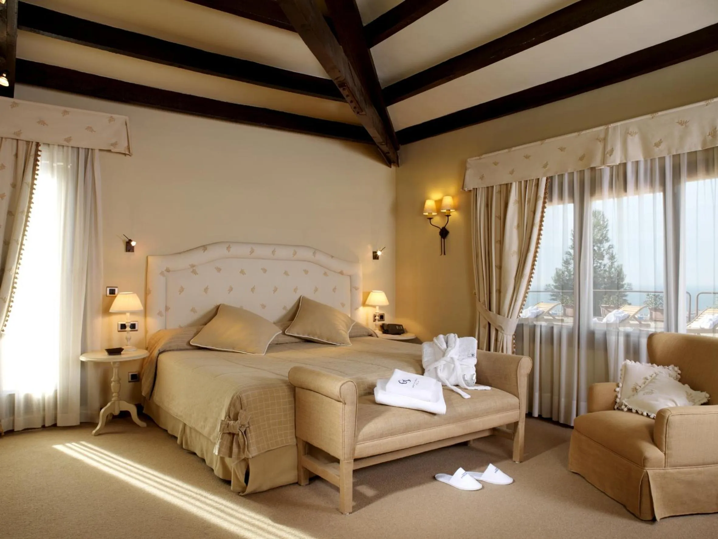 Photo of the whole room, Bed in Gran Hotel Rey Don Jaime