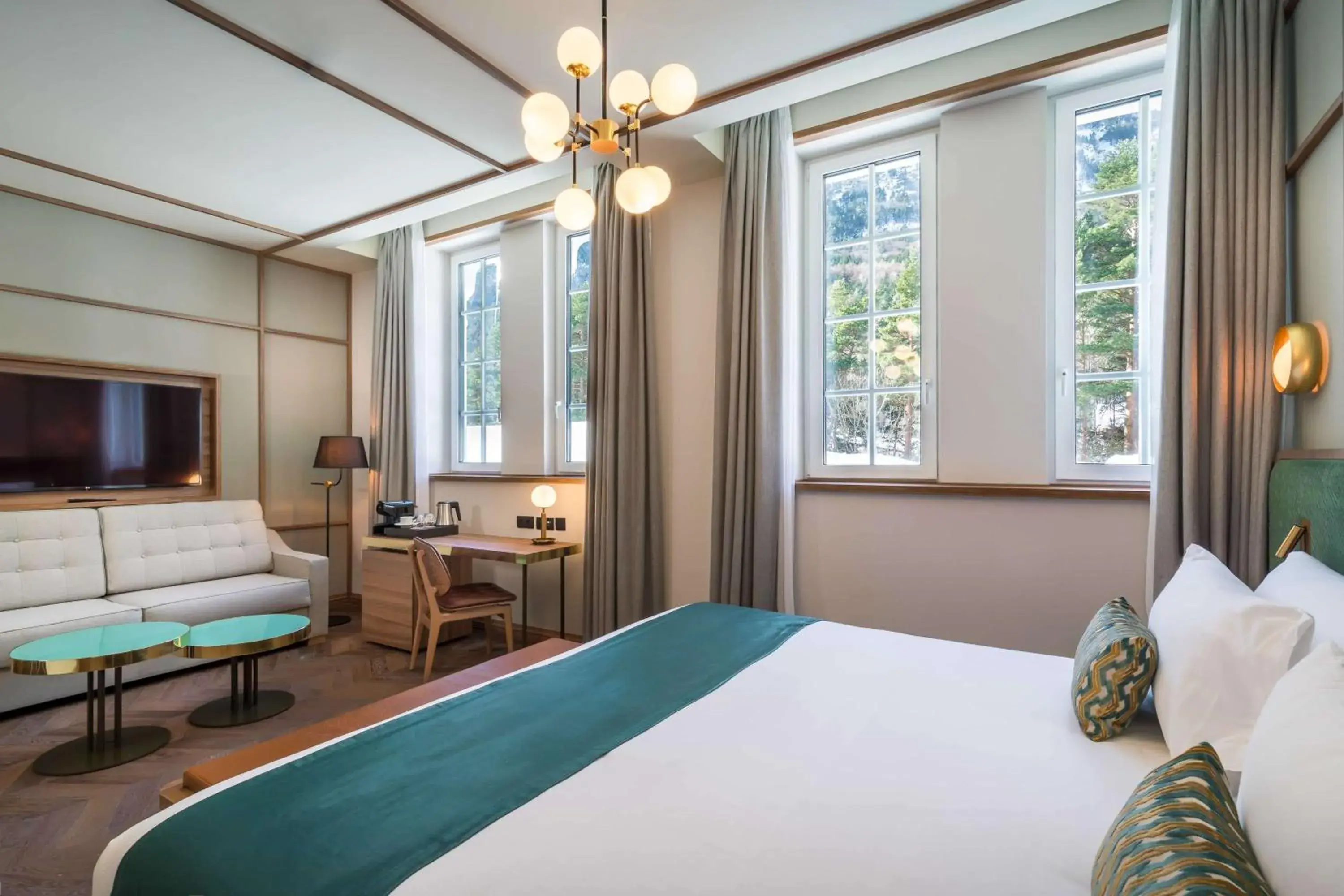 Superior Family Room in Canfranc Estación, a Royal Hideaway Hotel - Gran Lujo Superior Family Room in Canfranc Estación, a Royal Hideaway Hotel - Gran Lujo