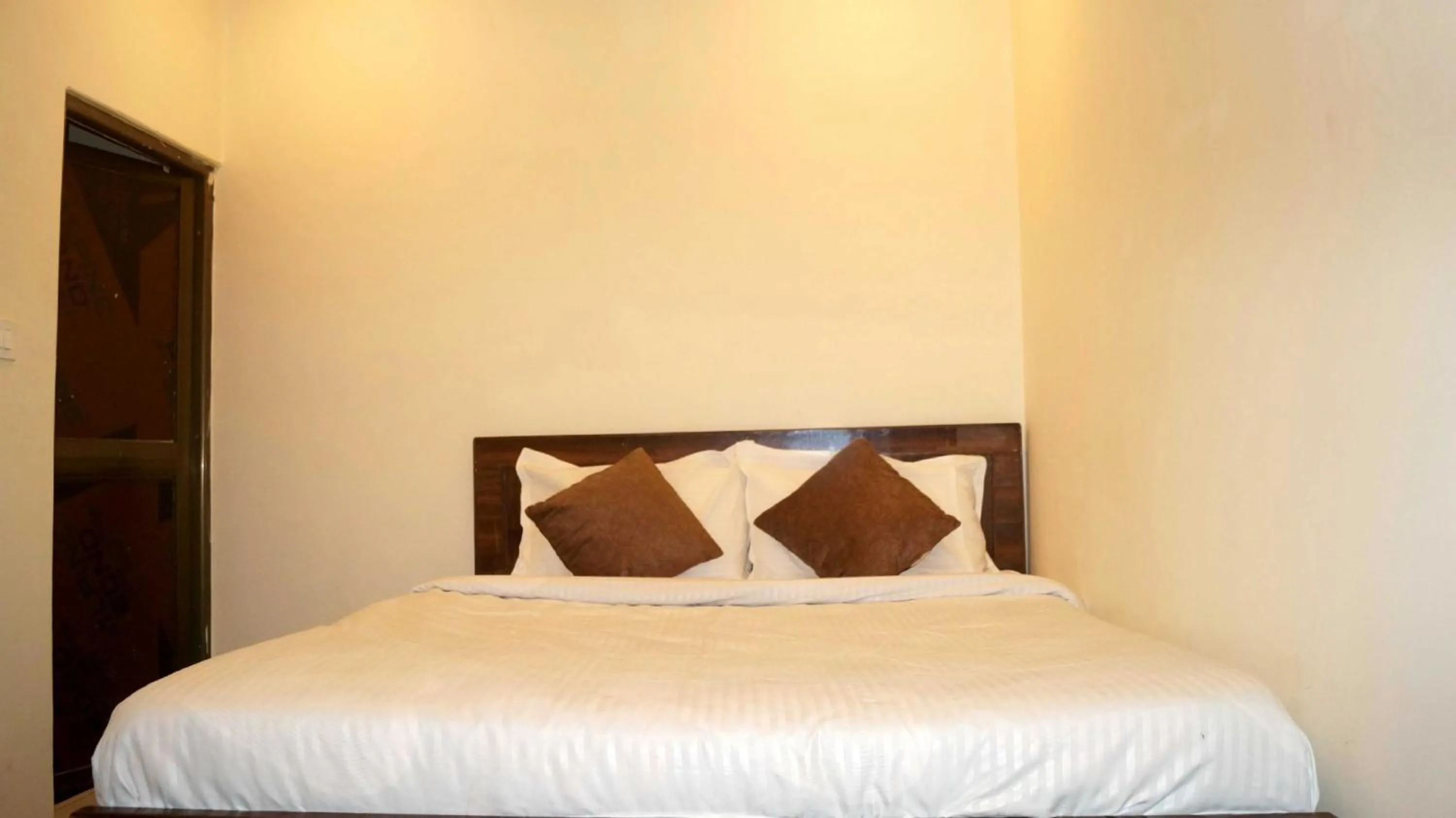 Bedroom, Bed in Hotel O Mishra Suites