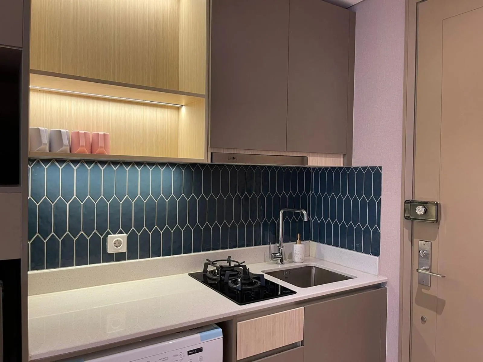 Kitchen or kitchenette in Gold Coast Apartemen PIK by Dluxx
