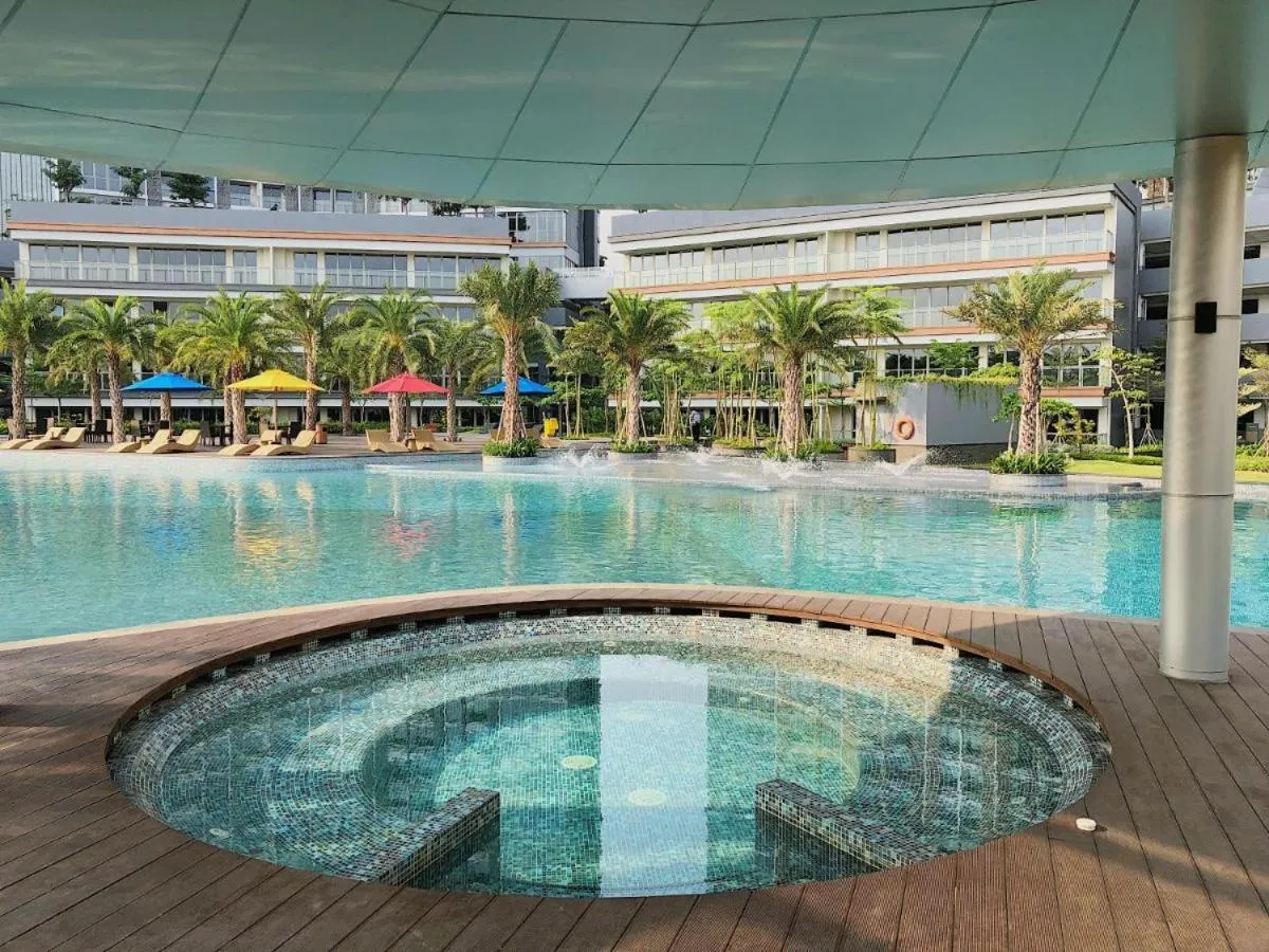 Hot Tub in Gold Coast Apartemen PIK by Dluxx