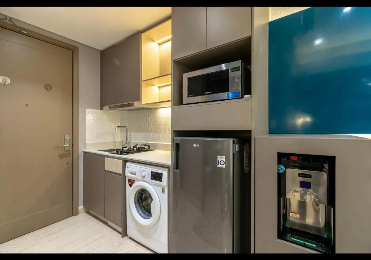 Kitchen or kitchenette in Gold Coast Apartemen PIK by Dluxx