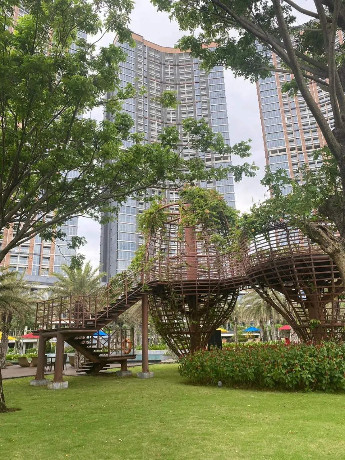 Property building in Gold Coast Apartemen PIK by Dluxx Property building in Gold Coast Apartemen PIK by Dluxx